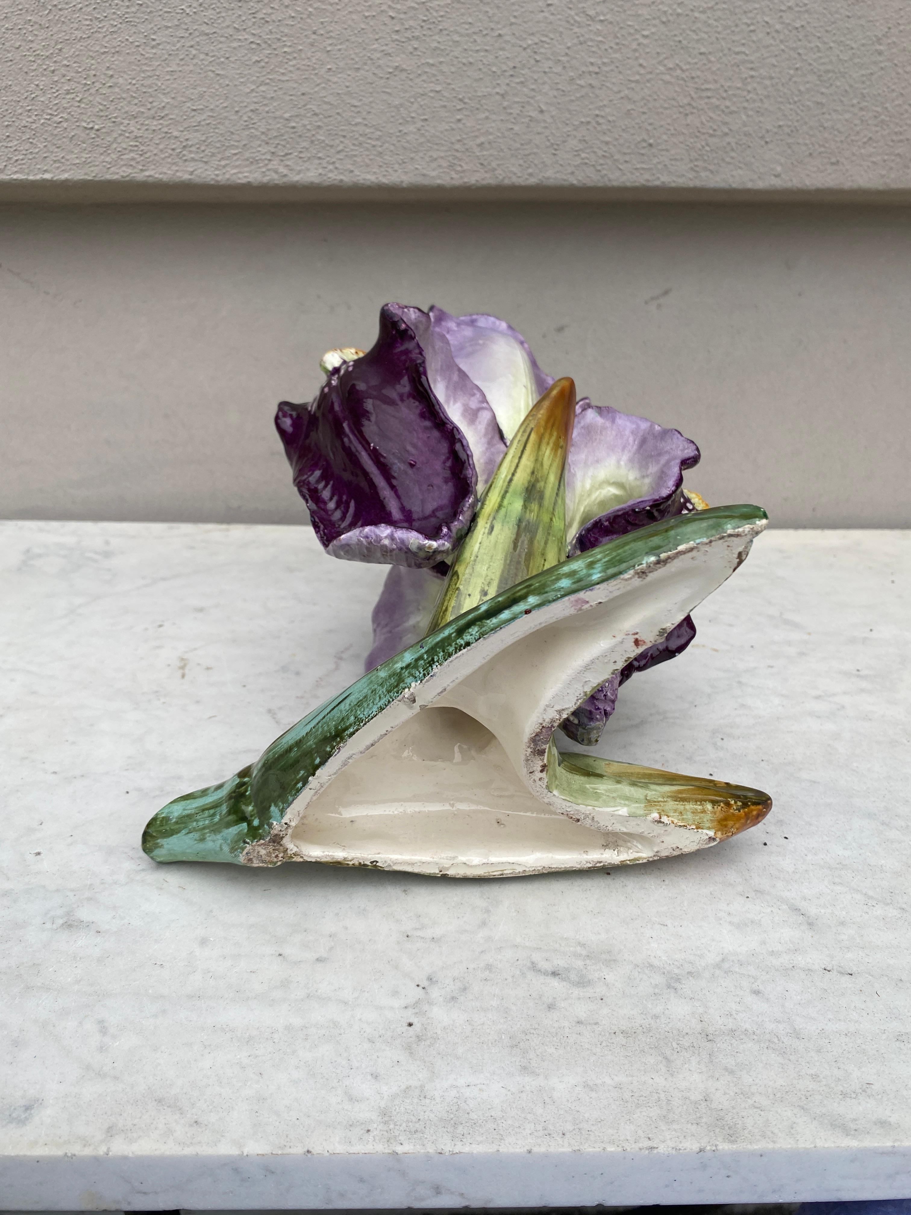 Grande vaso francese in maiolica a forma di Iris Massier, 1880 circa in vendita 1