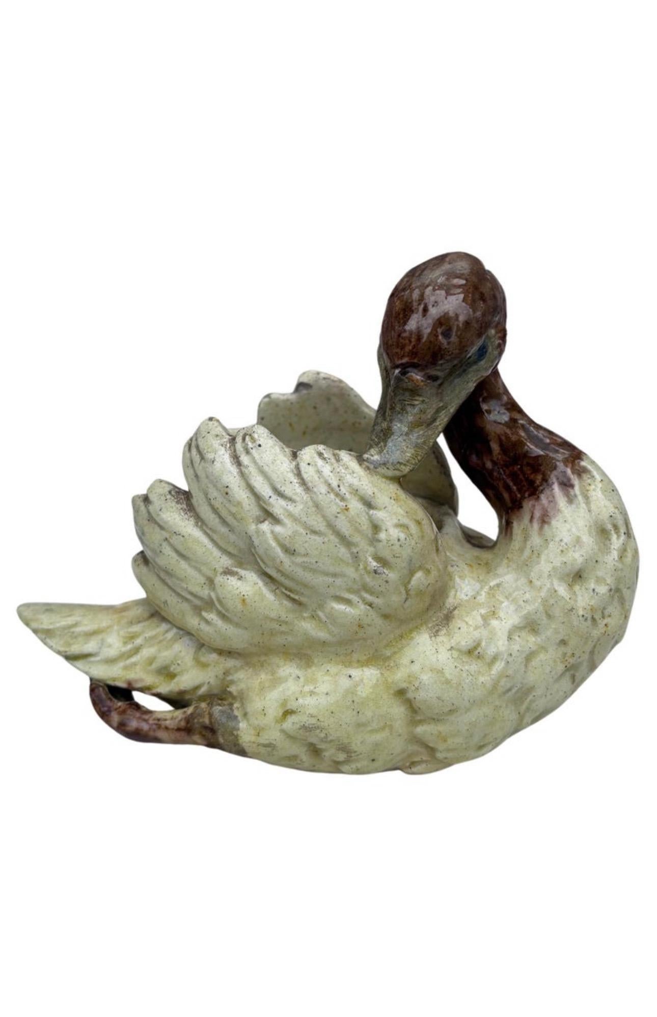 Große französische Majolikaplatte Schwan Orchies, CIRCA 1900 (Frühes 20. Jahrhundert) im Angebot