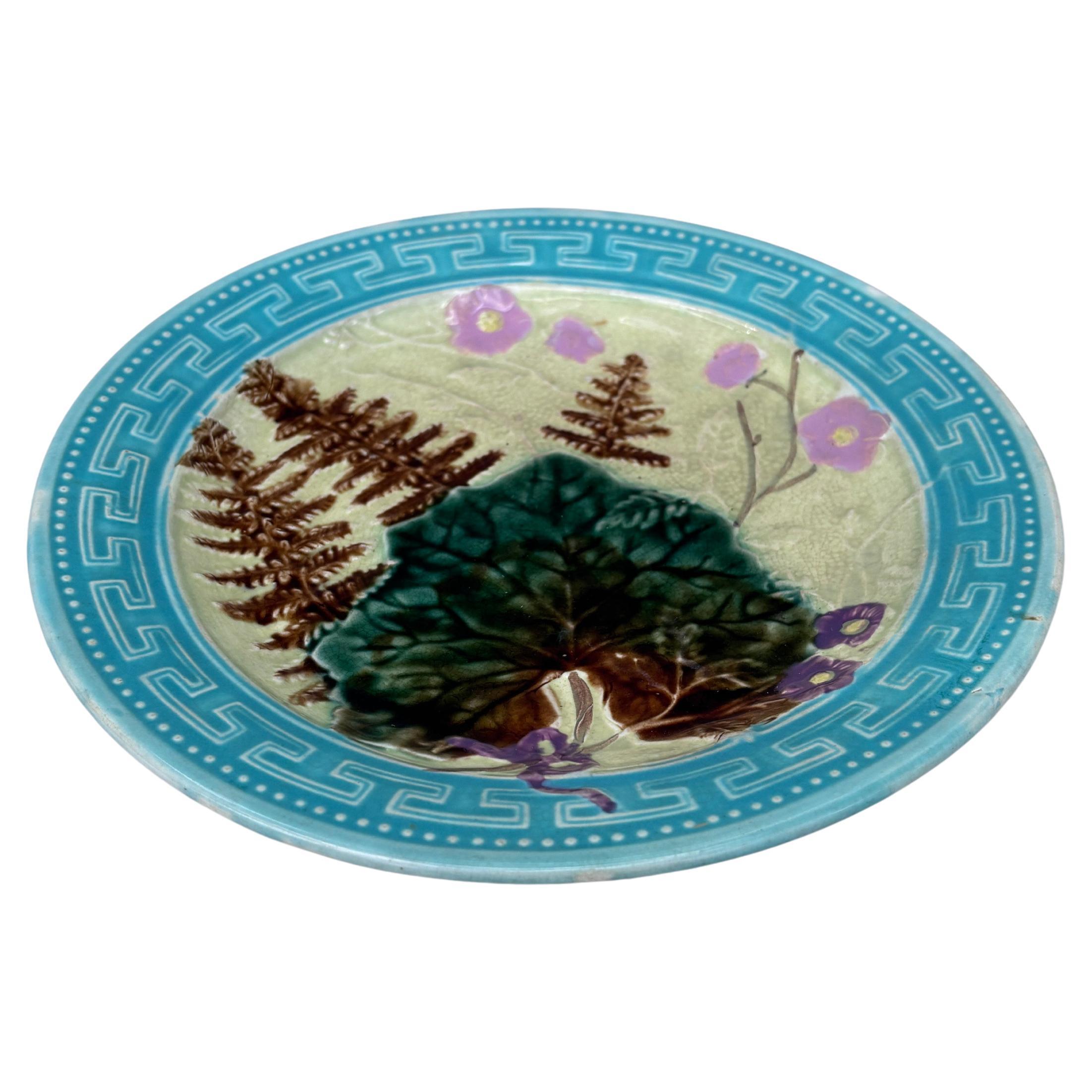 Grande maiolica francese del XIX secolo con foglie, felce e fiori rosa firmata Saint Amand Lebacq et Bourchart.
Diametro 9,4 pollici.