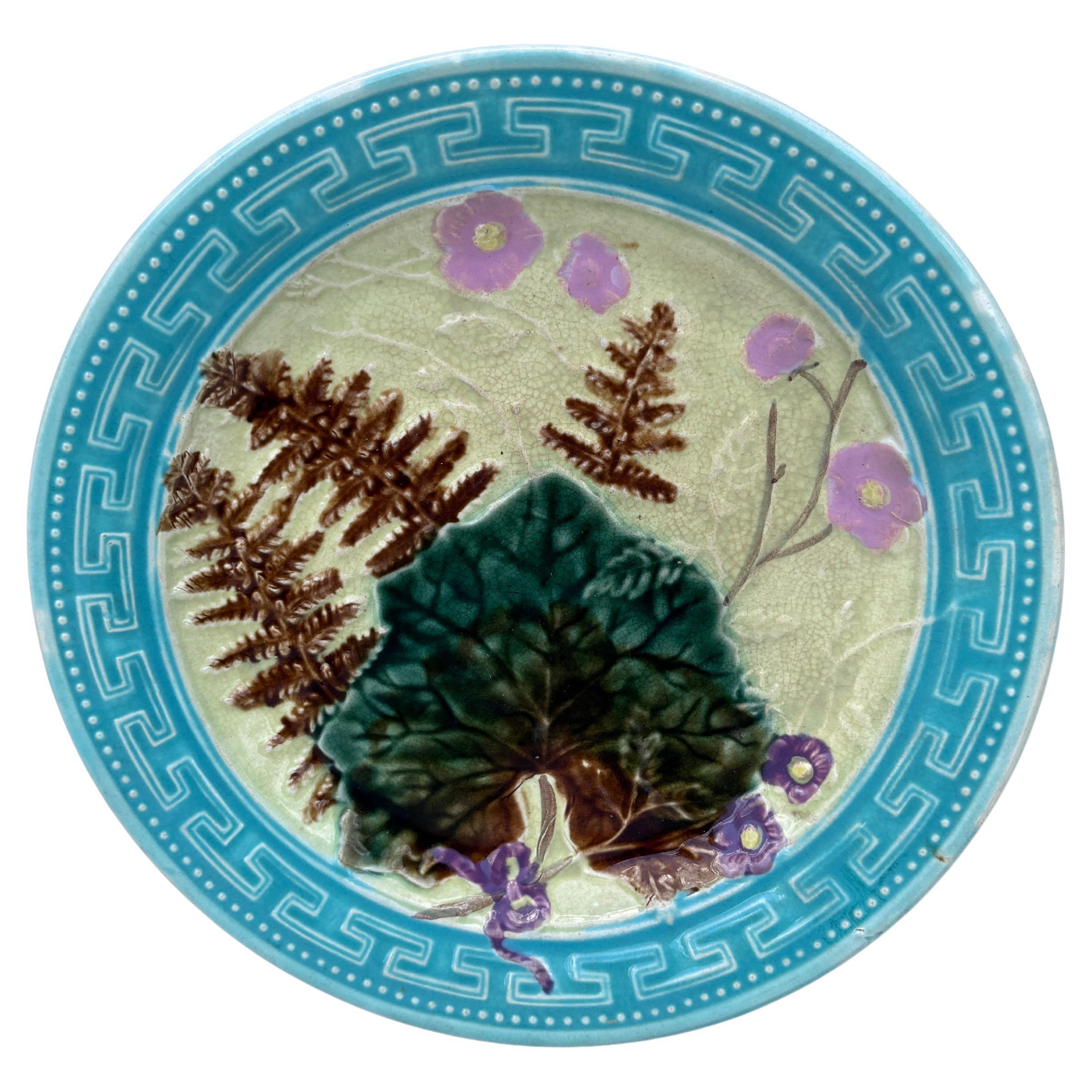 Stile provenzale Grande piatto francese in maiolica Saint Amand Leaves, 1890 circa in vendita