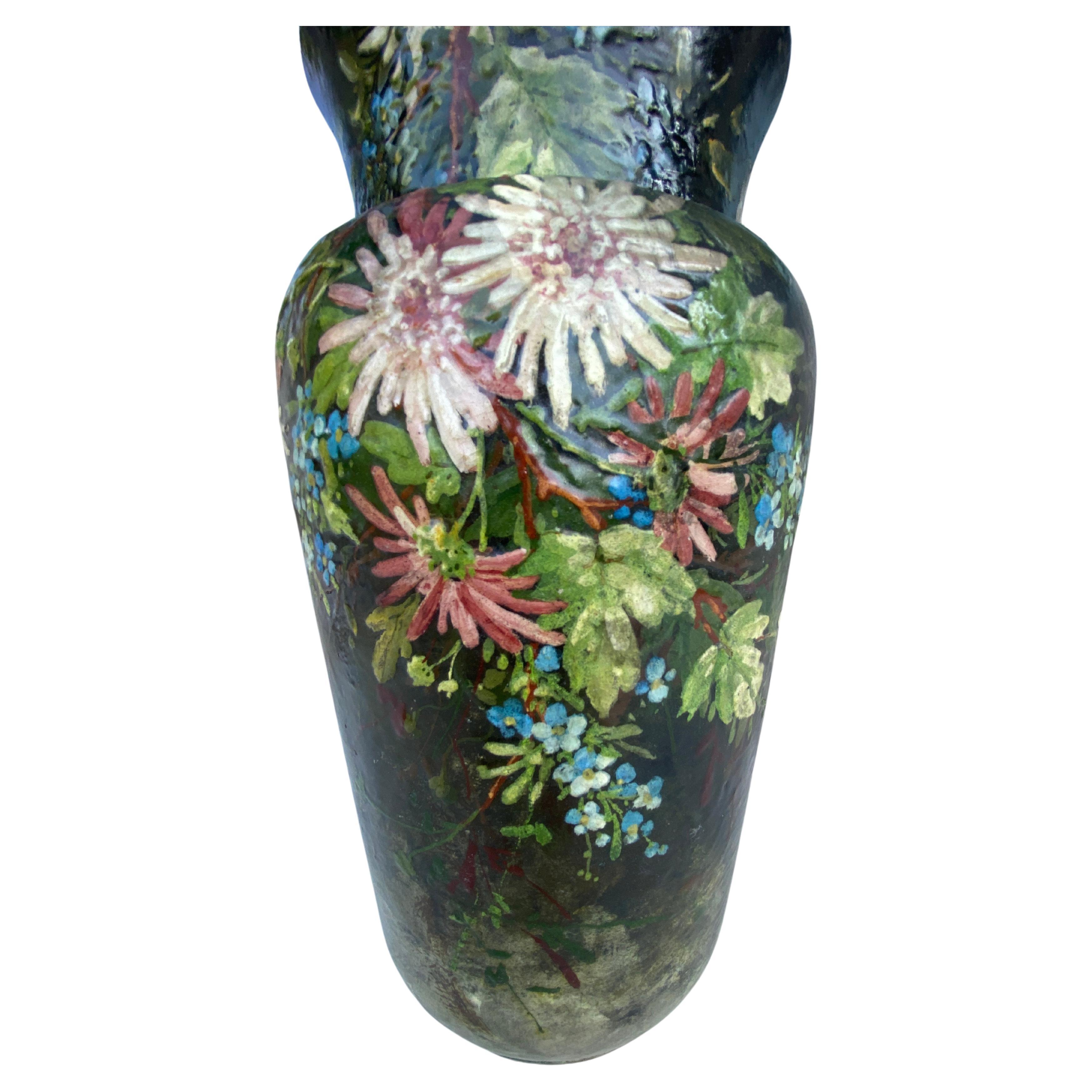Grand vase français en majolique à fleurs signé Edouard Gilles, vers 1880.
Fleurs peintes, période impressionniste..
  