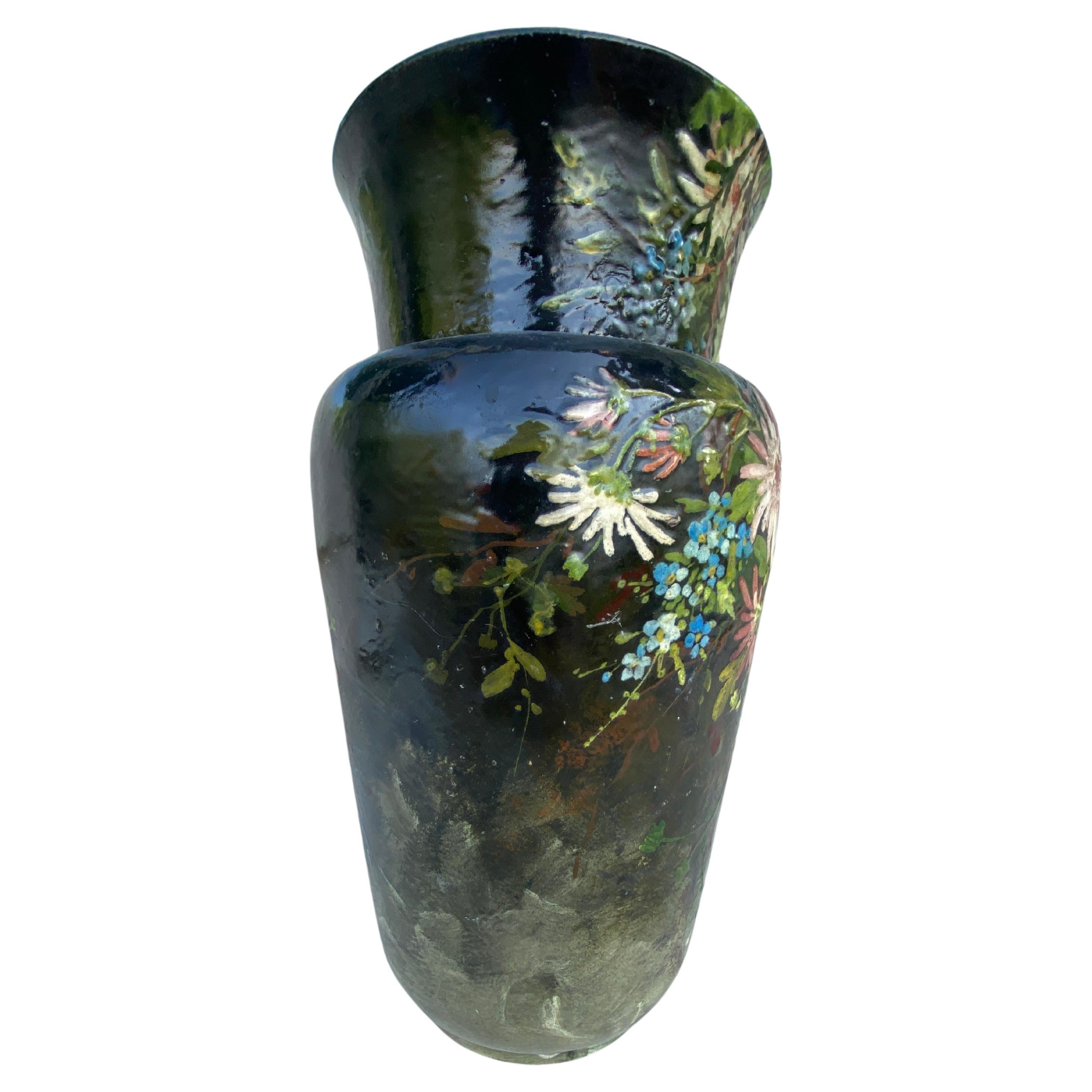Mouvement esthétique Grand vase en majolique française avec fleurs d'Edouard Gilles, vers 1880 en vente