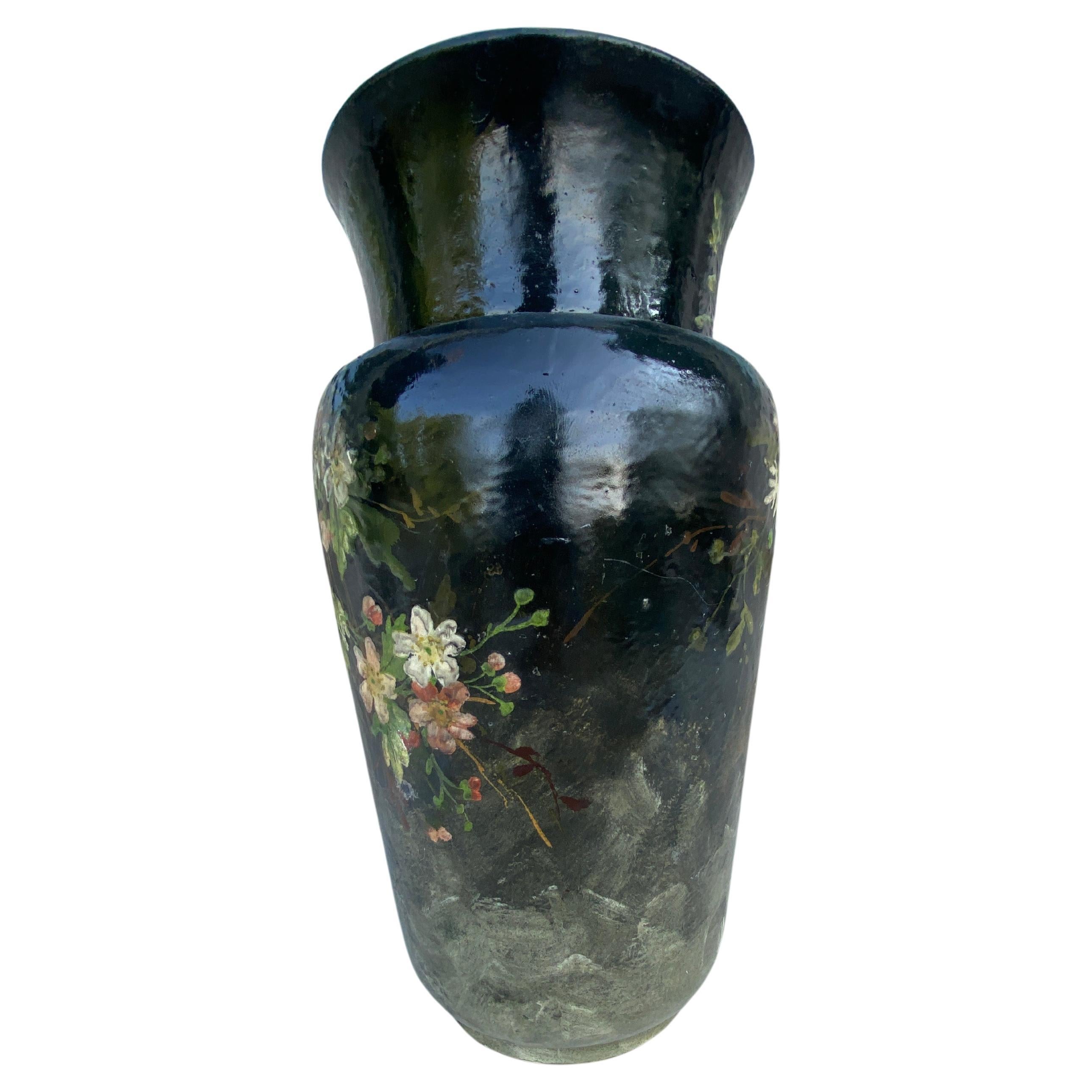 Français Grand vase en majolique française avec fleurs d'Edouard Gilles, vers 1880 en vente