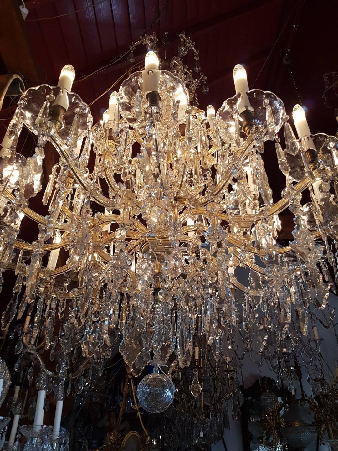 Large French Maria Theresia Chandelier with 30 Lights, Cage Model 20th Century For Sale 4