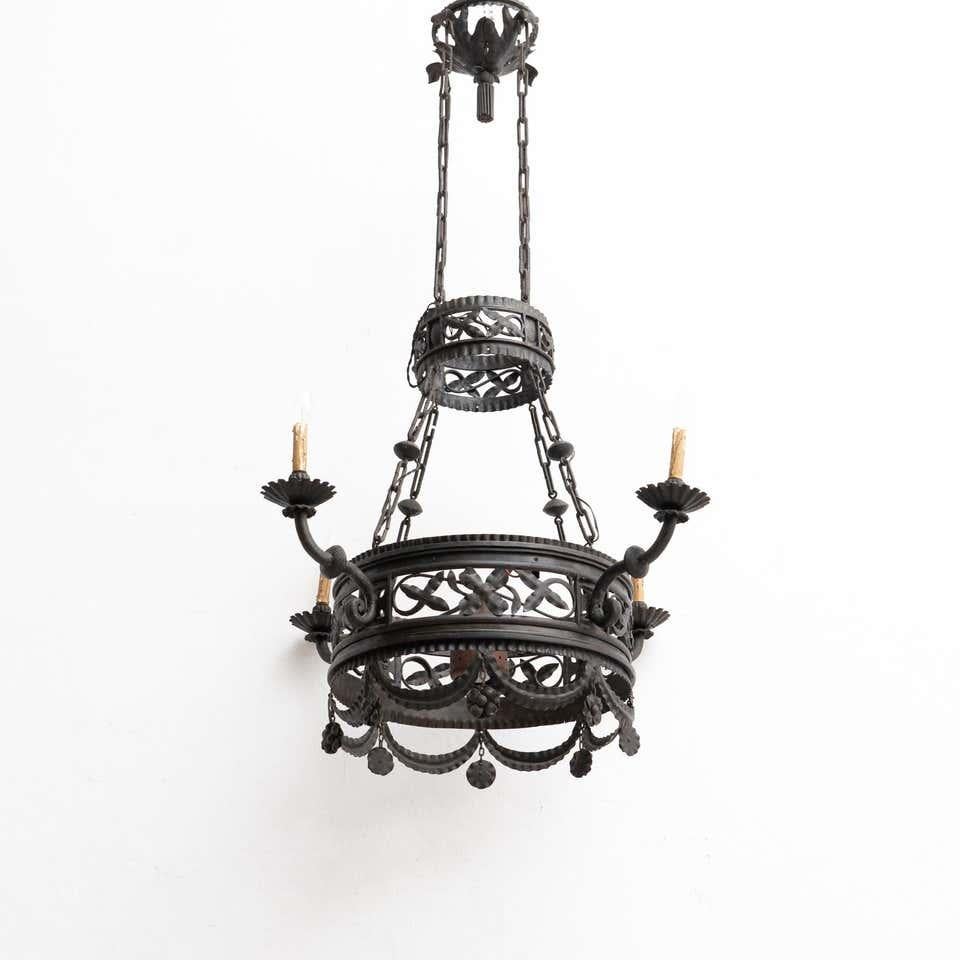 Extra große schwarze skulpturale französische Metall-Deckenlampe um 1930 (Französisch)