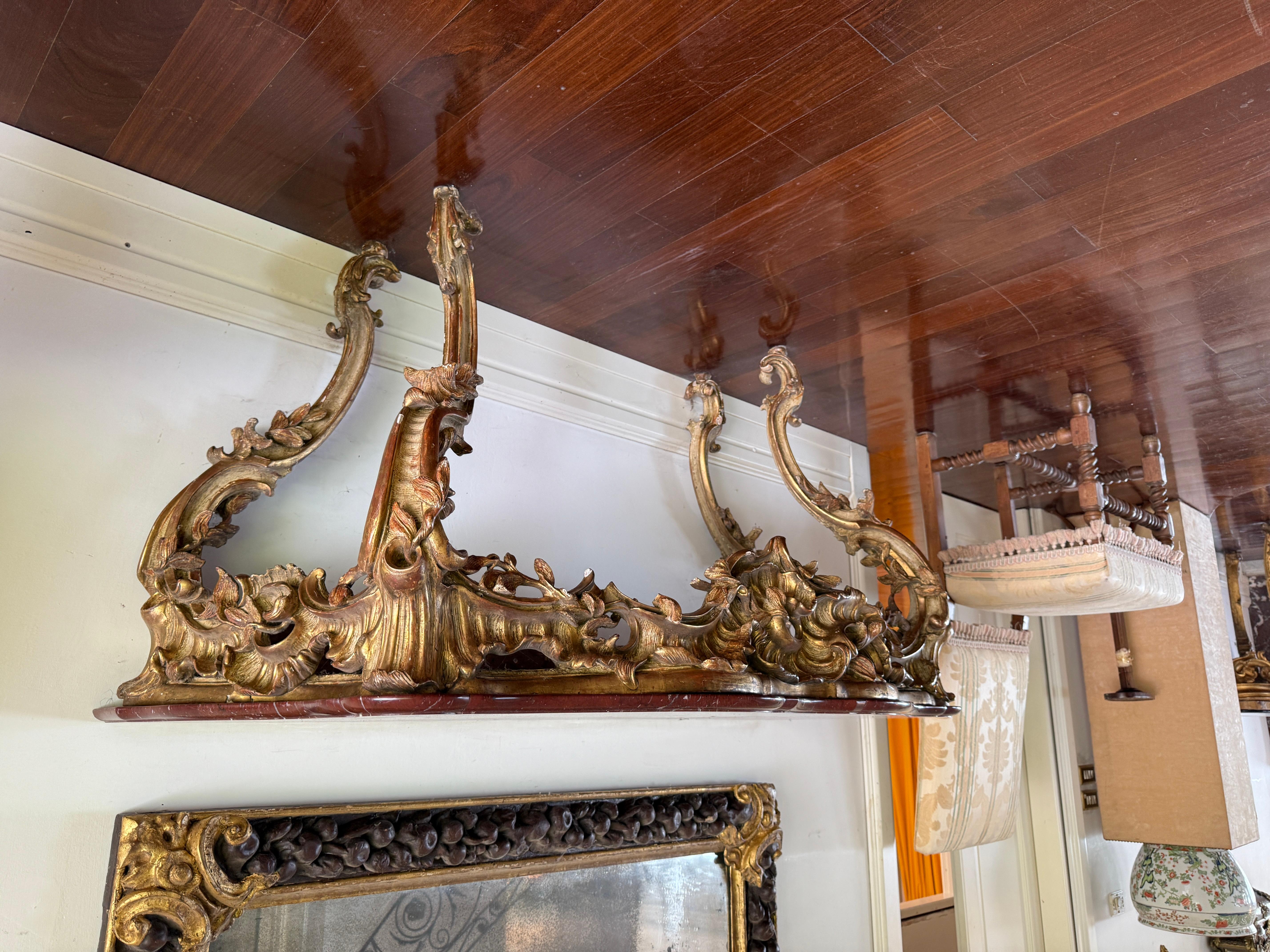 Großer French Mid-18th Century Giltwood Rococo Konsolentisch mit Marmorplatte im Angebot 3