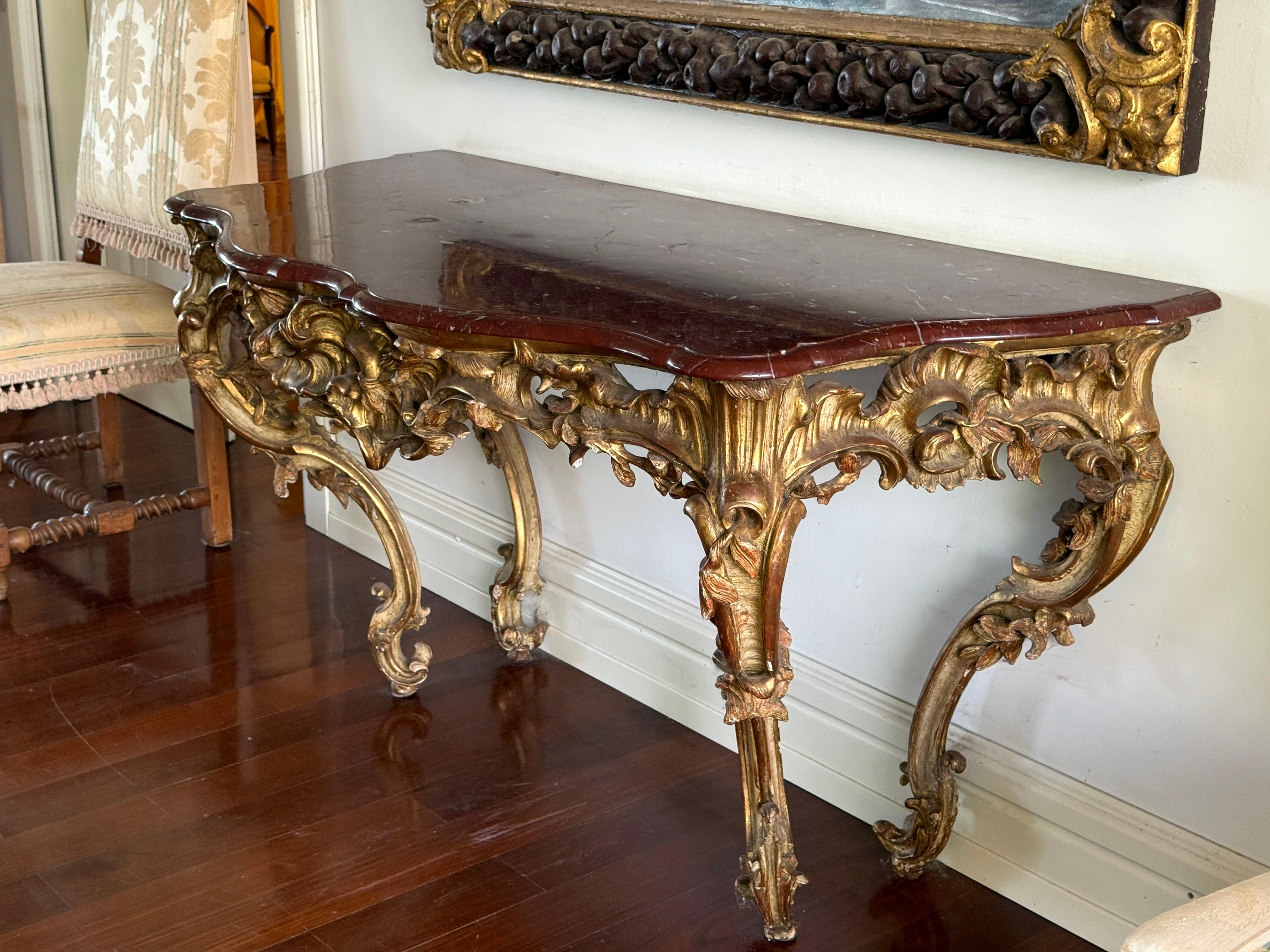 Großer French Mid-18th Century Giltwood Rococo Konsolentisch mit Marmorplatte im Angebot 6