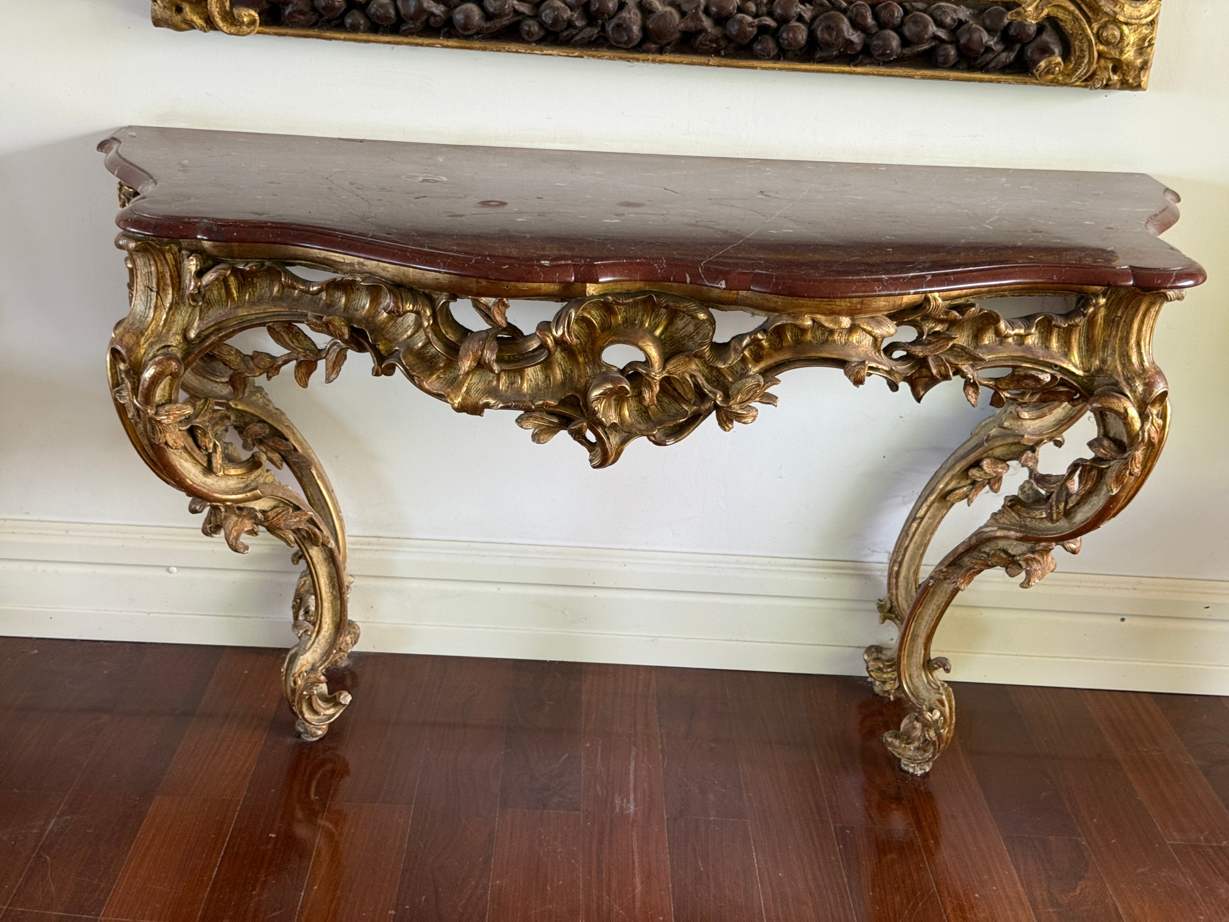Großer French Mid-18th Century Giltwood Rococo Konsolentisch mit Marmorplatte (Louis XV.) im Angebot