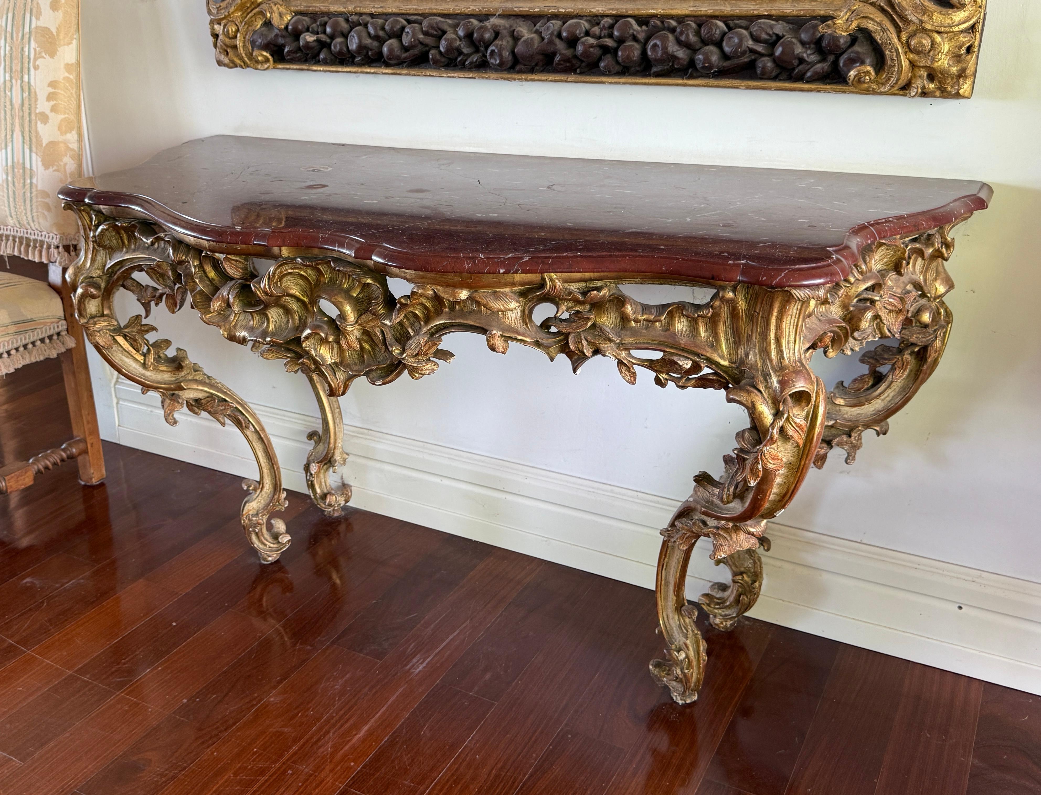 Großer French Mid-18th Century Giltwood Rococo Konsolentisch mit Marmorplatte (Italienisch) im Angebot