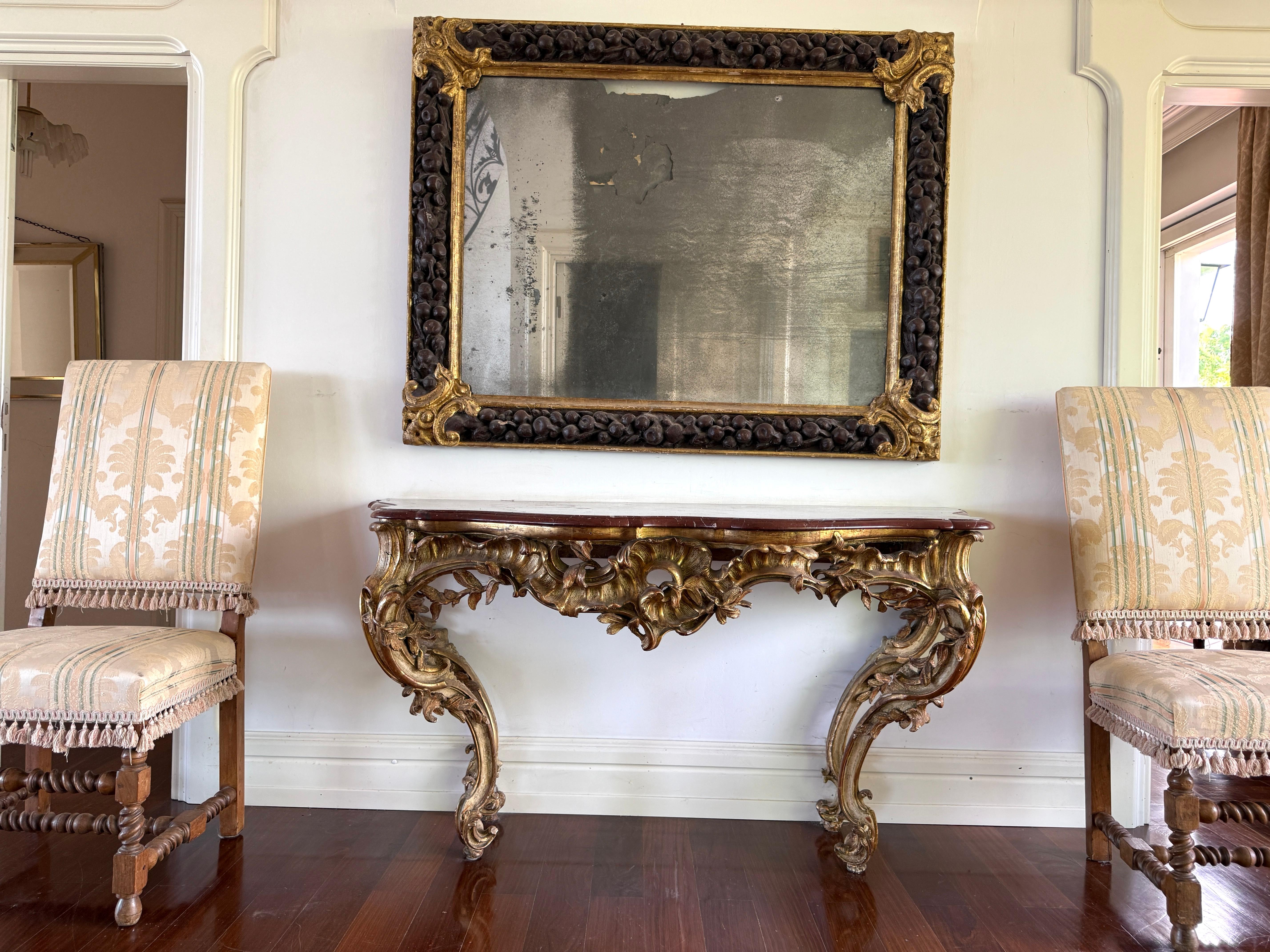 Großer French Mid-18th Century Giltwood Rococo Konsolentisch mit Marmorplatte im Zustand „Gut“ im Angebot in Rome, IT