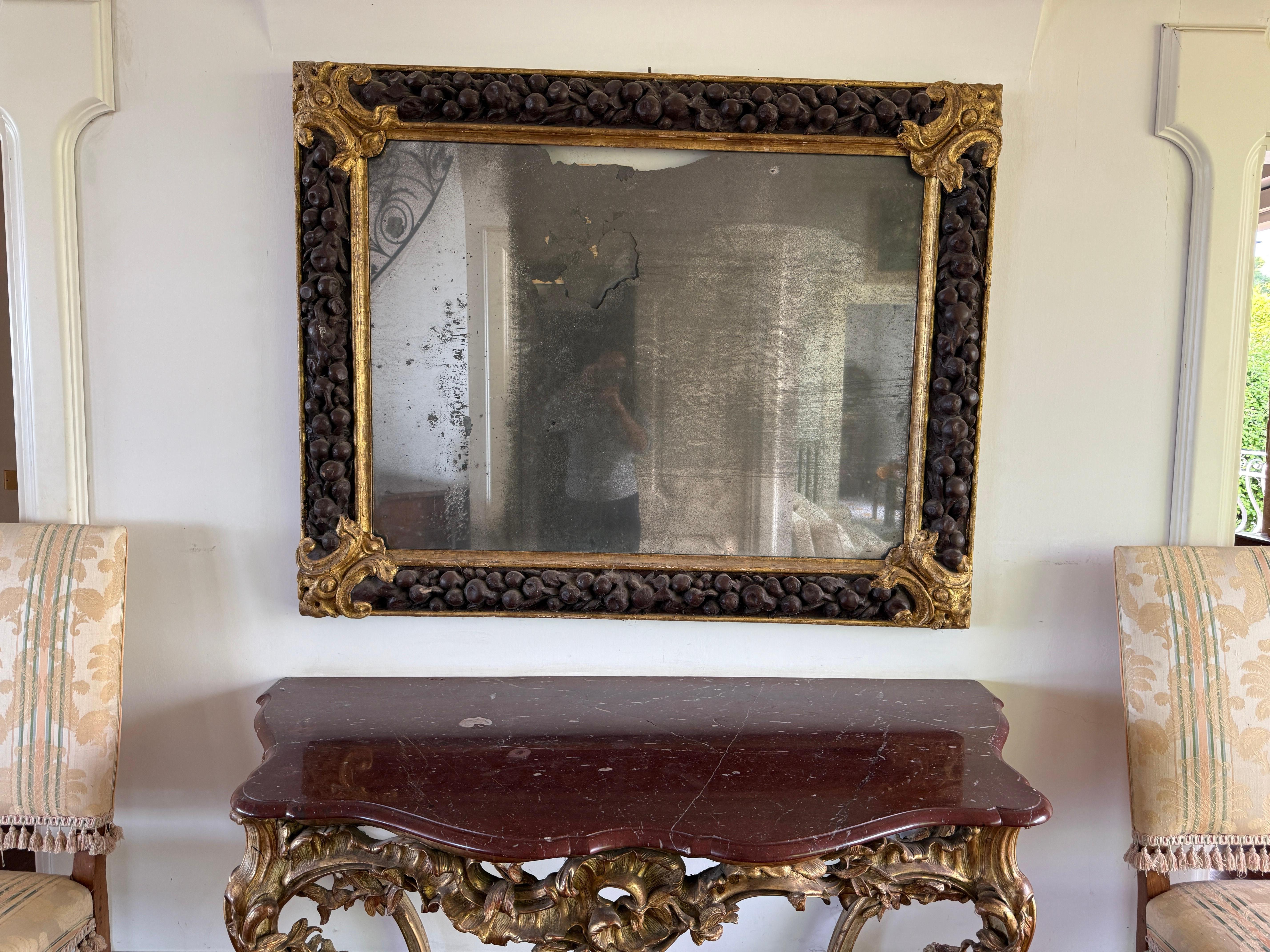 Großer French Mid-18th Century Giltwood Rococo Konsolentisch mit Marmorplatte (18. Jahrhundert) im Angebot