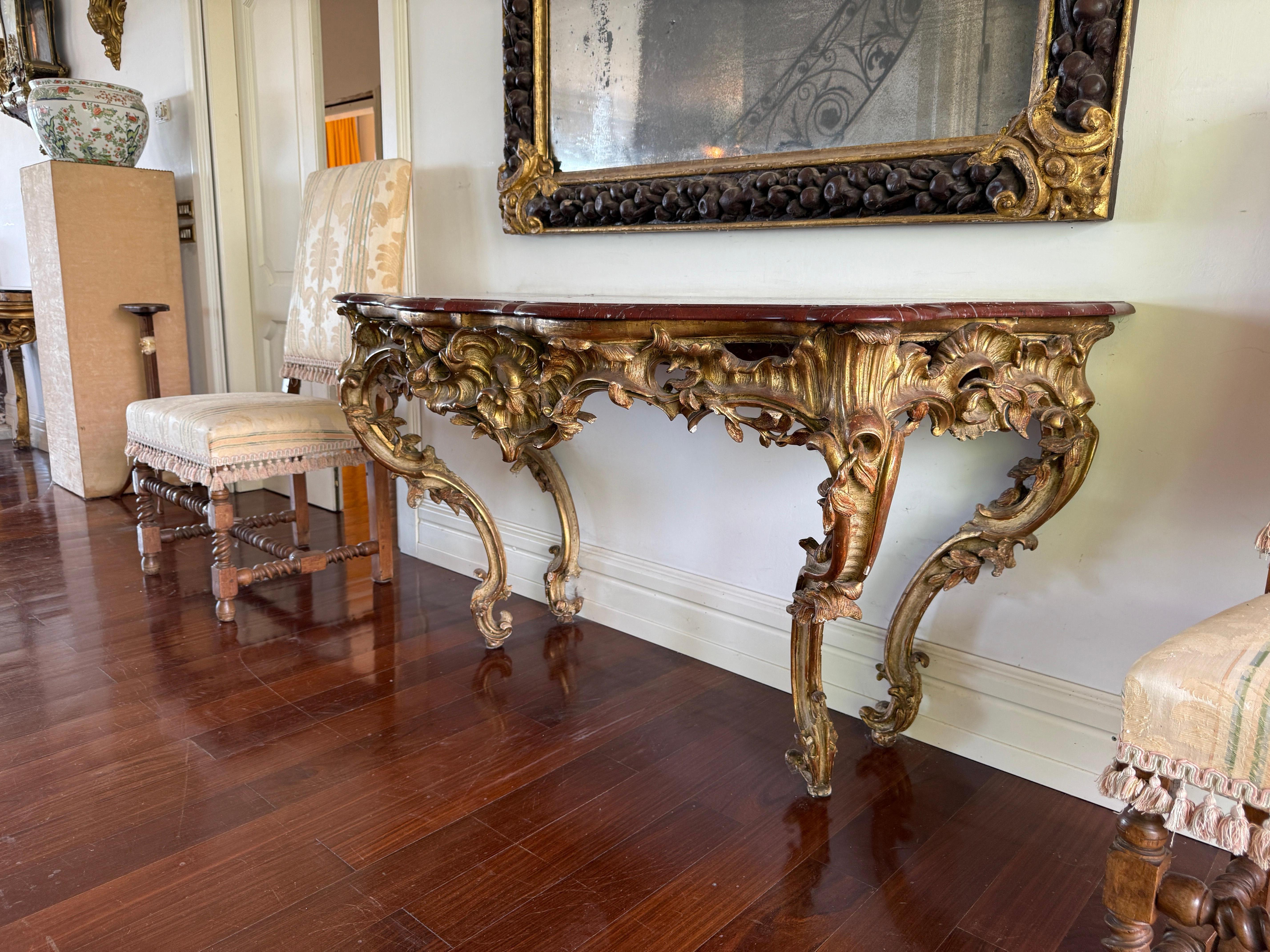 Großer French Mid-18th Century Giltwood Rococo Konsolentisch mit Marmorplatte (Vergoldetes Holz) im Angebot