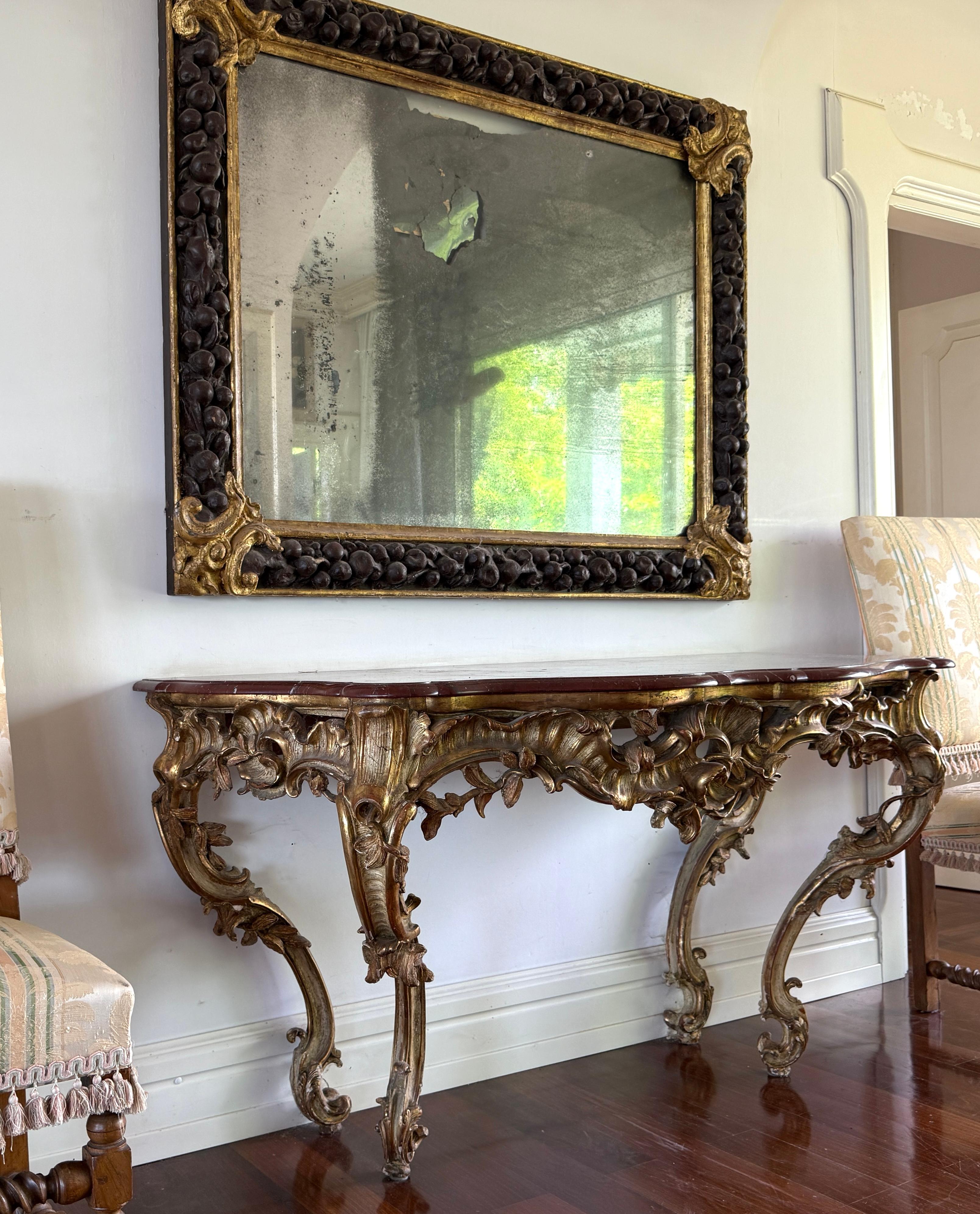 Großer French Mid-18th Century Giltwood Rococo Konsolentisch mit Marmorplatte im Angebot 1