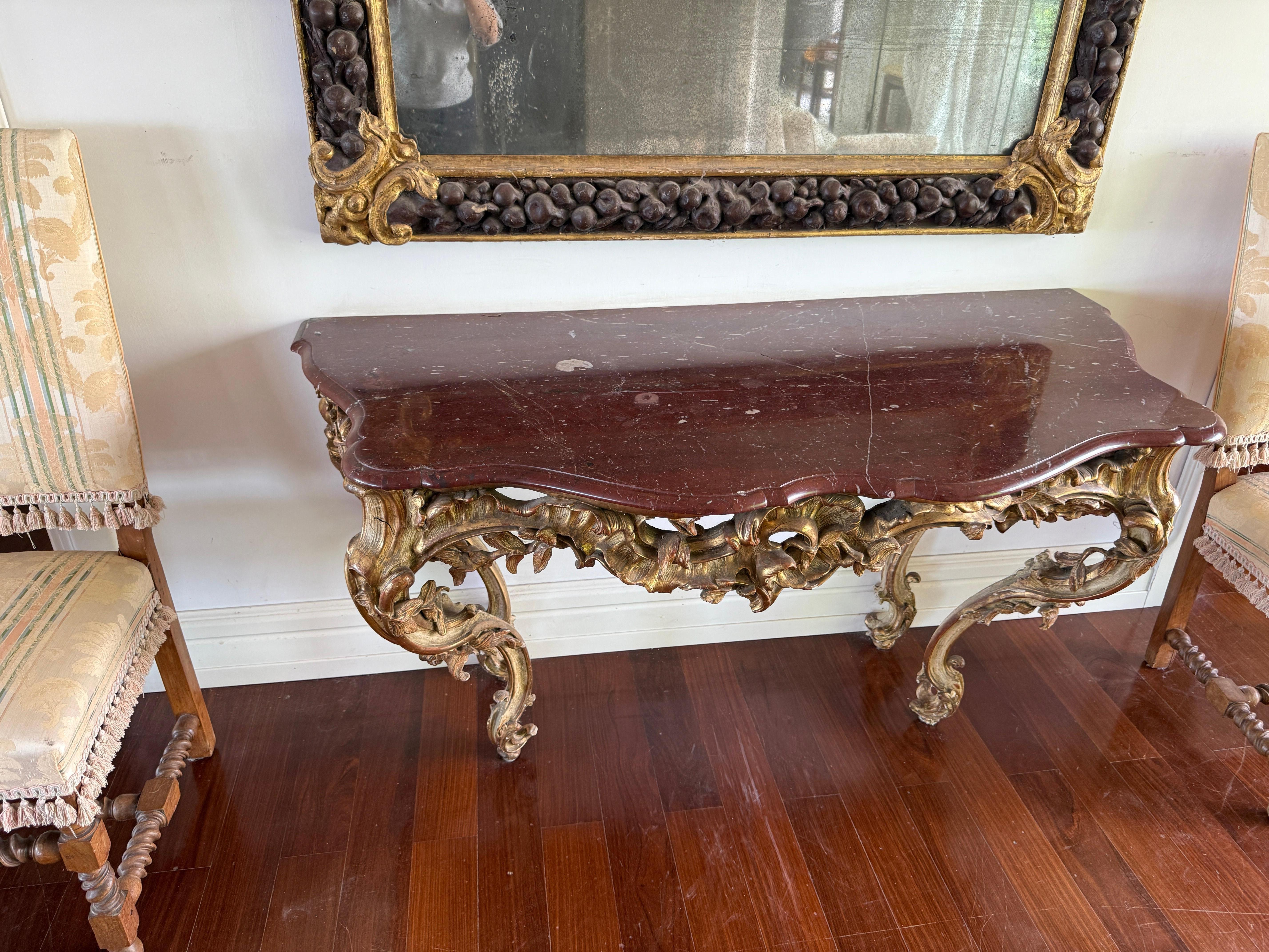 Großer French Mid-18th Century Giltwood Rococo Konsolentisch mit Marmorplatte im Angebot 2