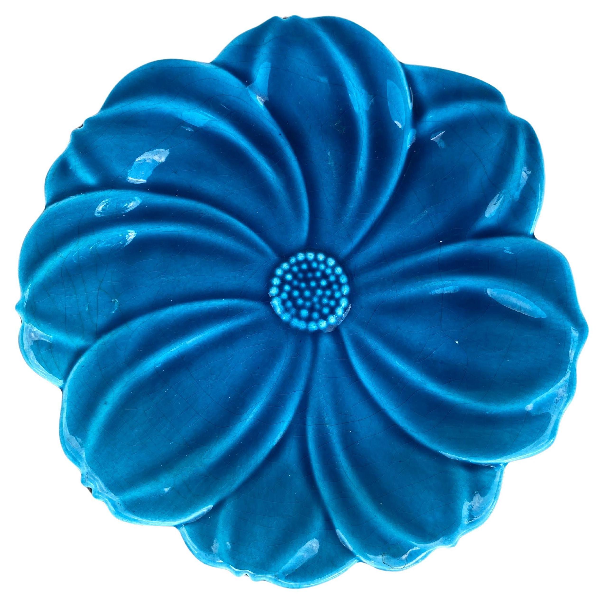 Gran plato francés de mediados de siglo de mayólica azul con flores Charolles