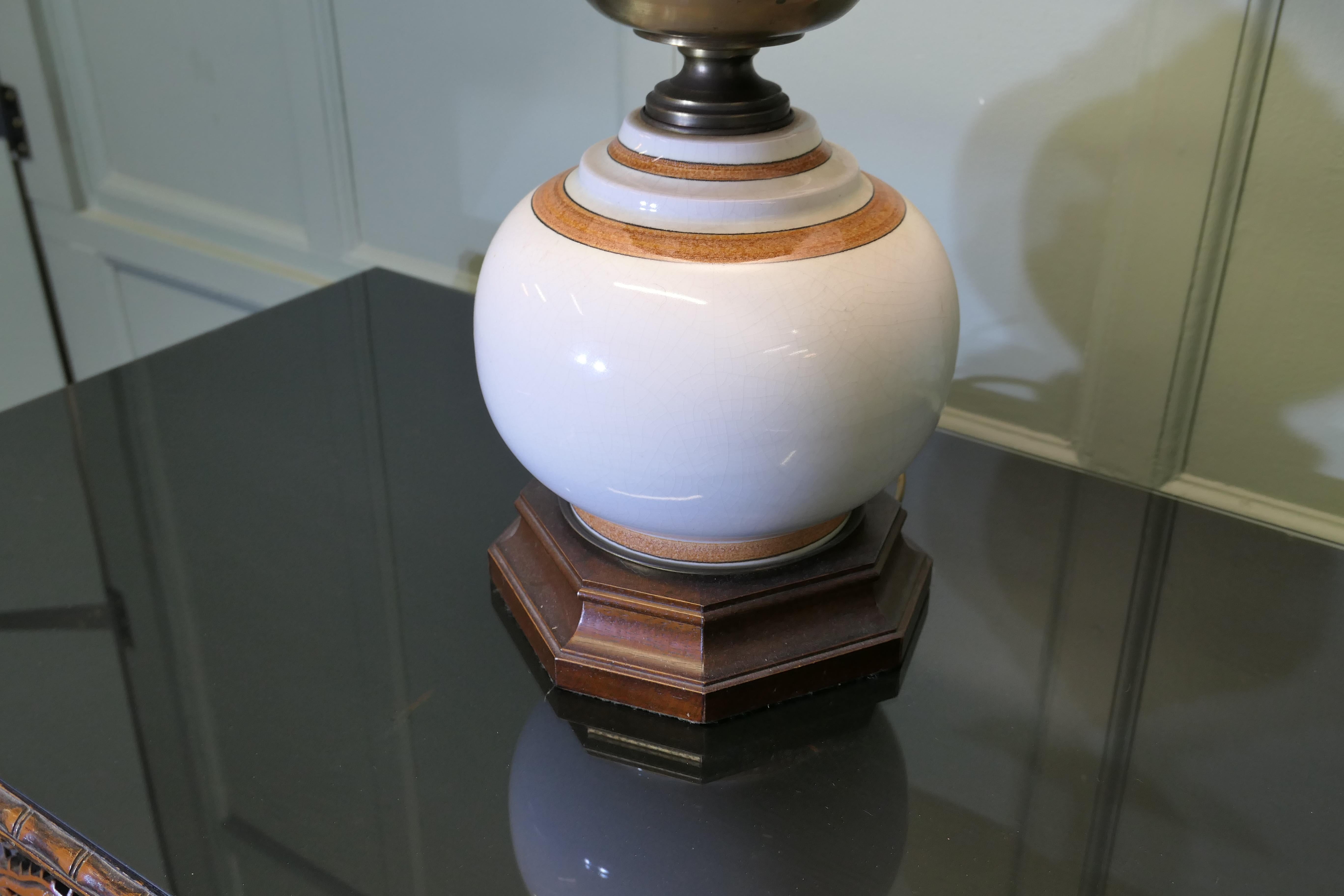 Gran Lámpara de Globo de Cerámica Francesa de Mediados de Siglo   Una encantadora pieza vintage Cerámico en venta