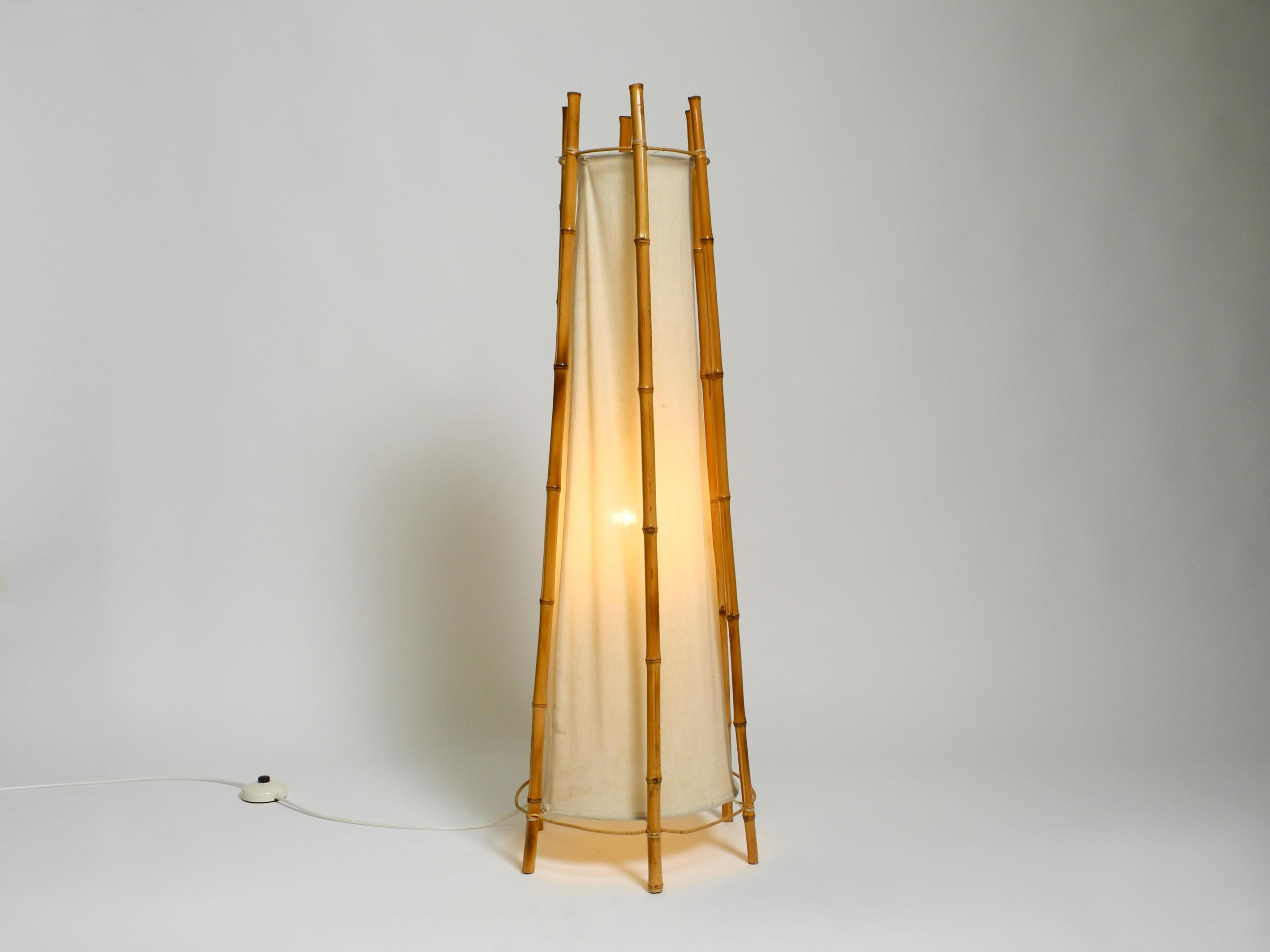Große französische Mid Century Stehleuchte von Louis Sognot aus Bambus und Stoff im Zustand „Gut“ im Angebot in München, DE