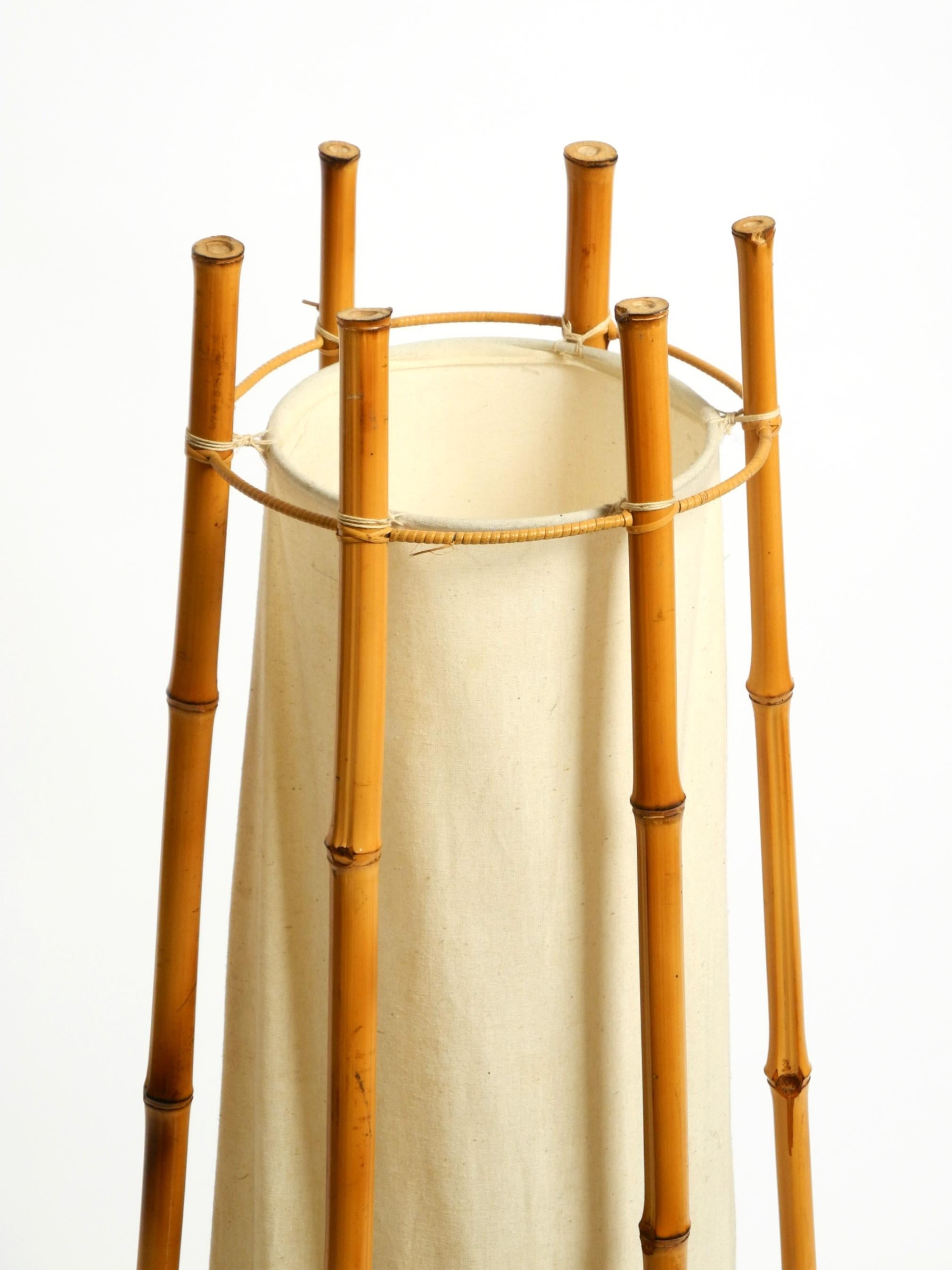 Große französische Mid Century Stehleuchte von Louis Sognot aus Bambus und Stoff (Mitte des 20. Jahrhunderts) im Angebot