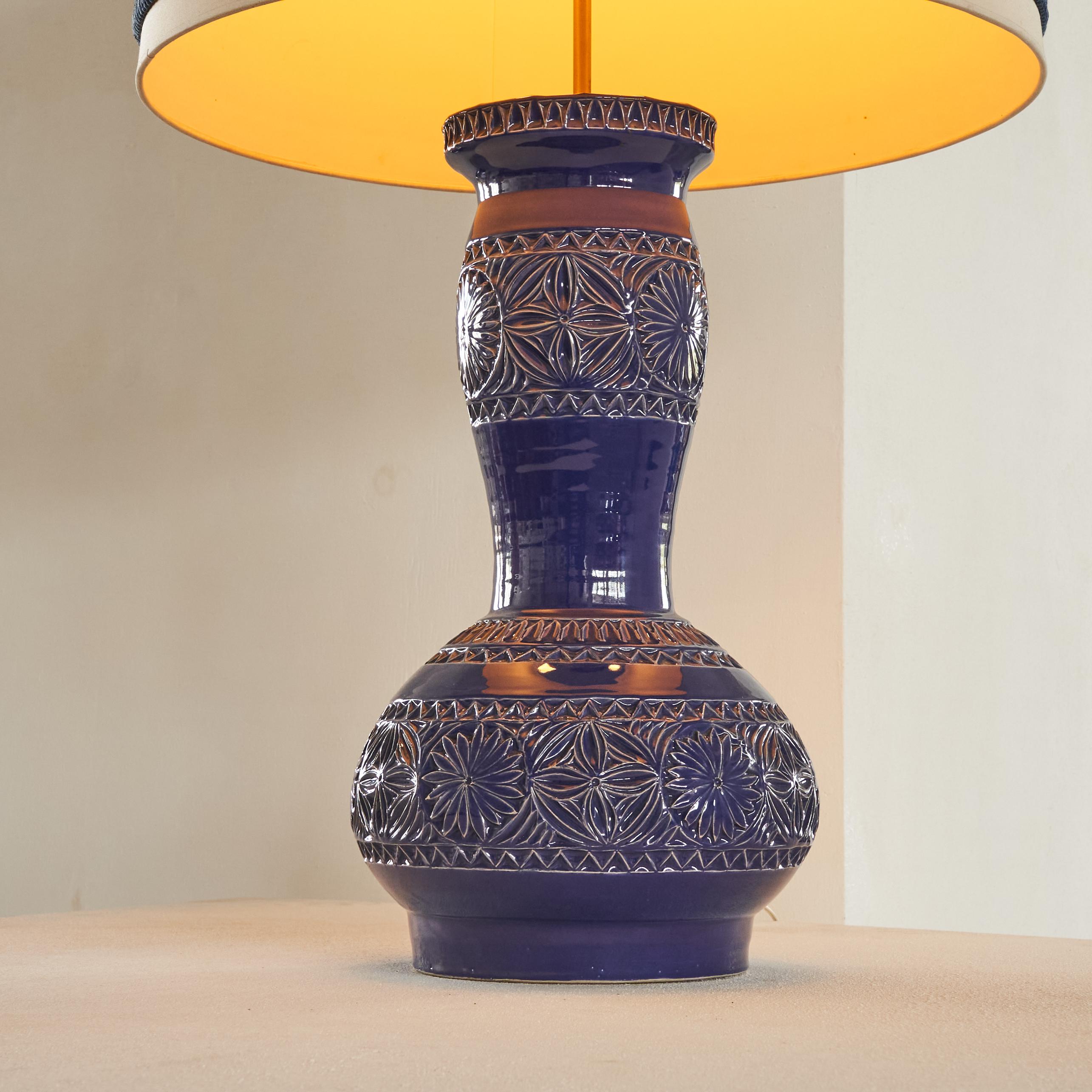 Mid-Century Modern Grande lampe de table en poterie incisée du milieu du siècle, Vallauris, 1960 en vente