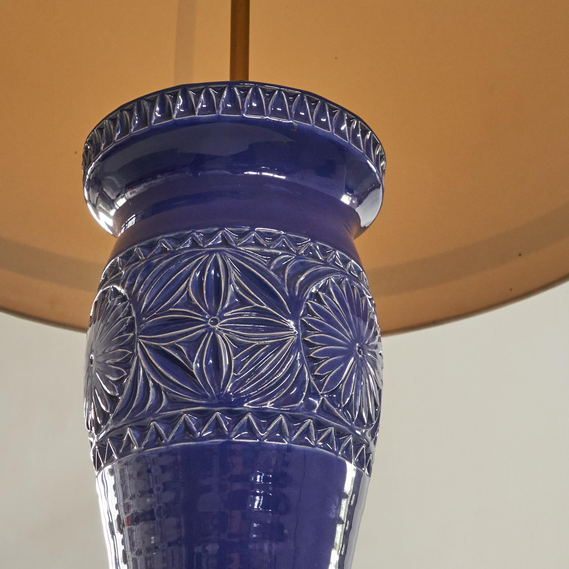 Fait main Grande lampe de table en poterie incisée du milieu du siècle, Vallauris, 1960 en vente