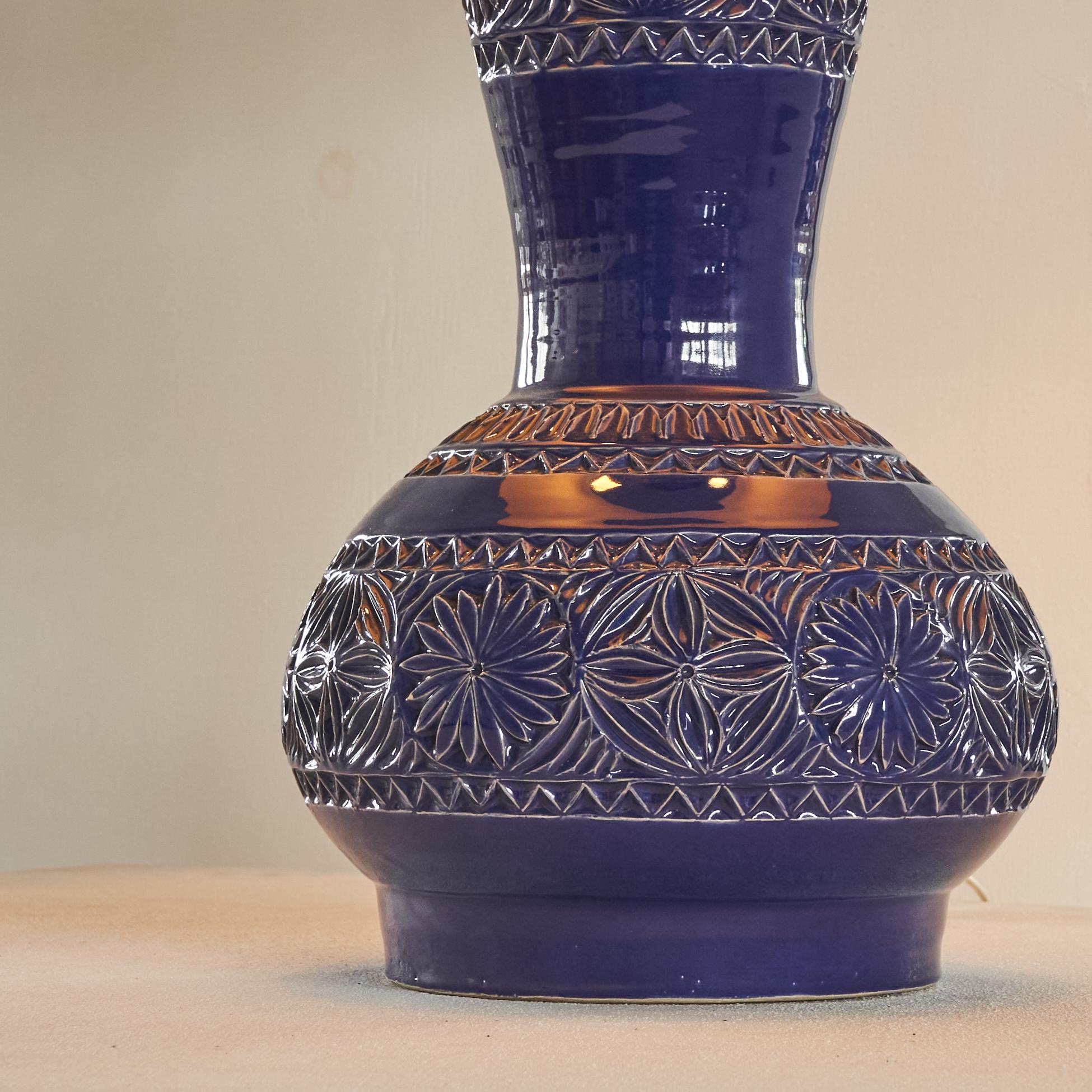 Grande lampe de table en poterie incisée du milieu du siècle, Vallauris, 1960 1