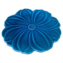 Grande francesa de mediados de siglo  Plato de mayólica azul con flores Charolles