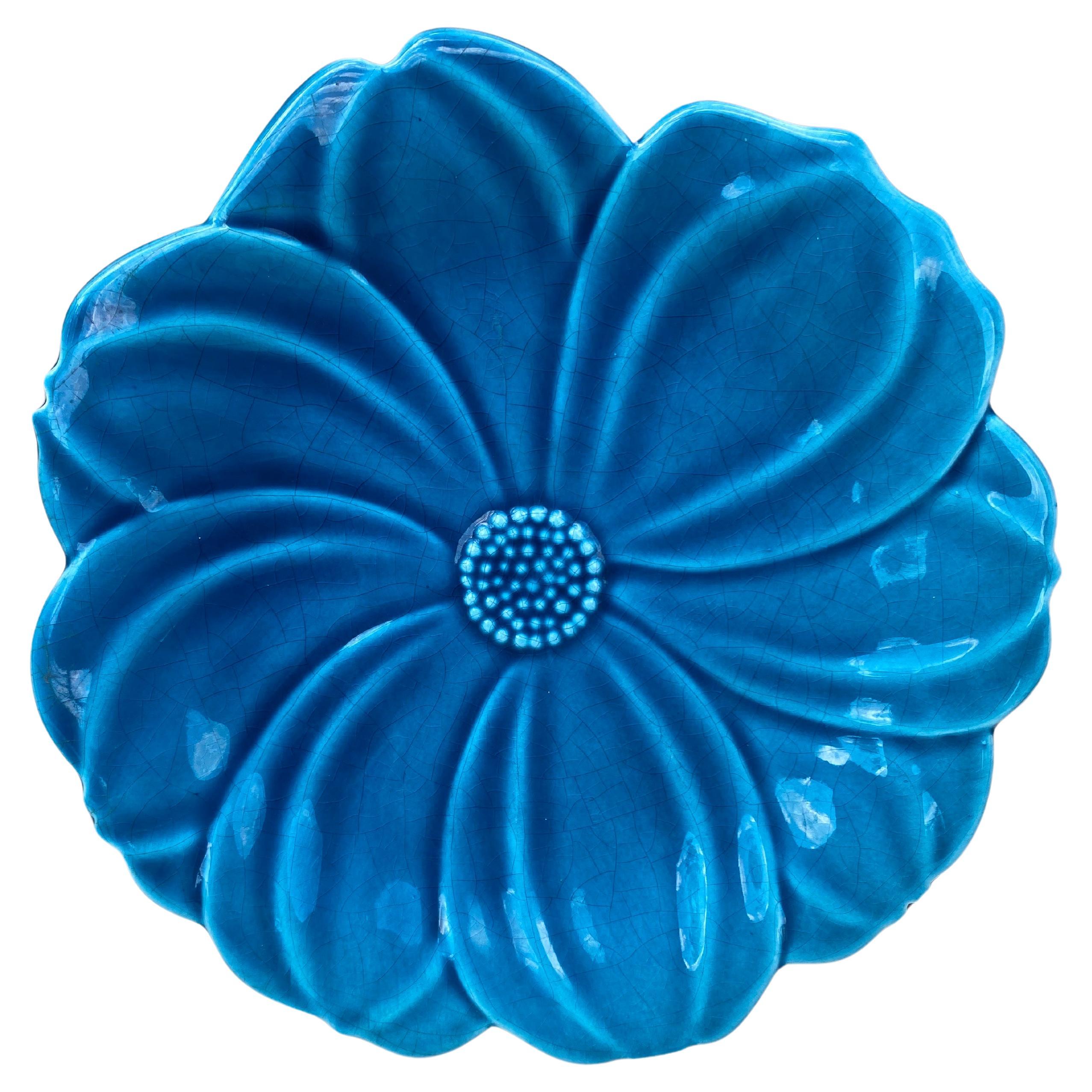 Grande francesa de mediados de siglo  Plato de mayólica azul con flores Charolles