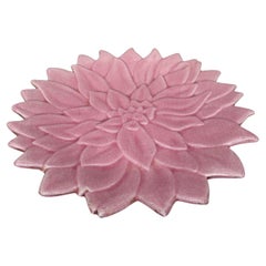 Grande piatto francese di metà secolo in maiolica a fiori rosa