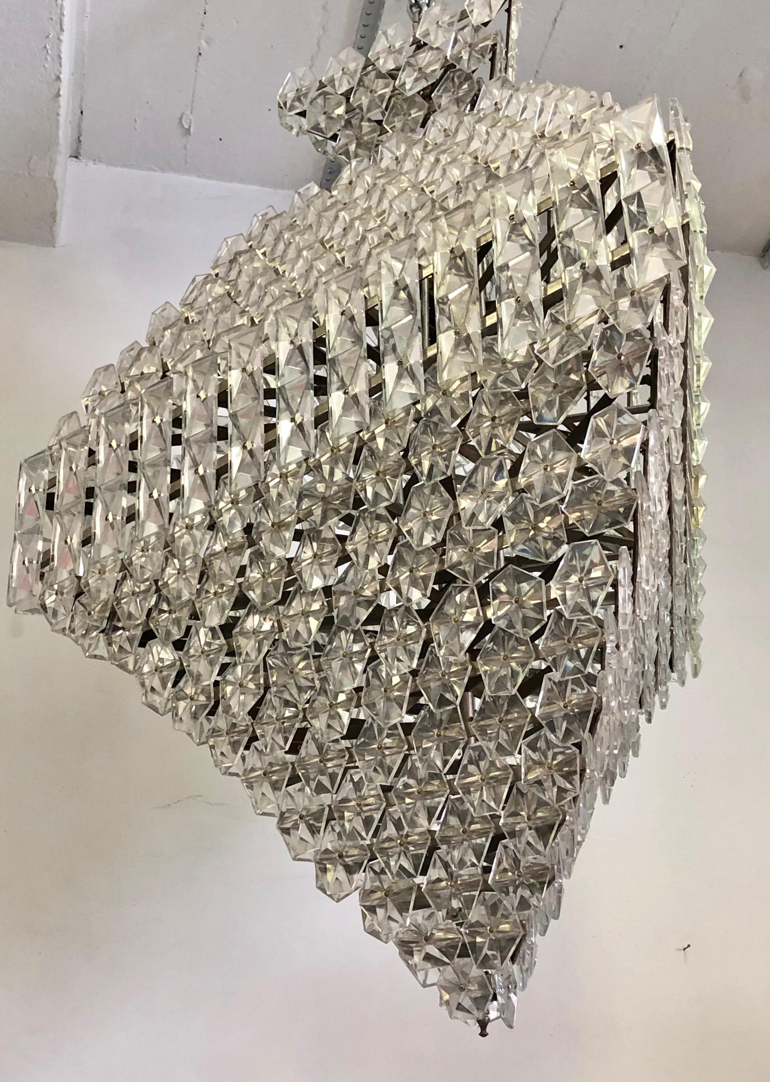 French Mid-Century Modern Cut Crystal Pyramid Chandelier Attributed to Baccarat In Good Condition In New York, NY