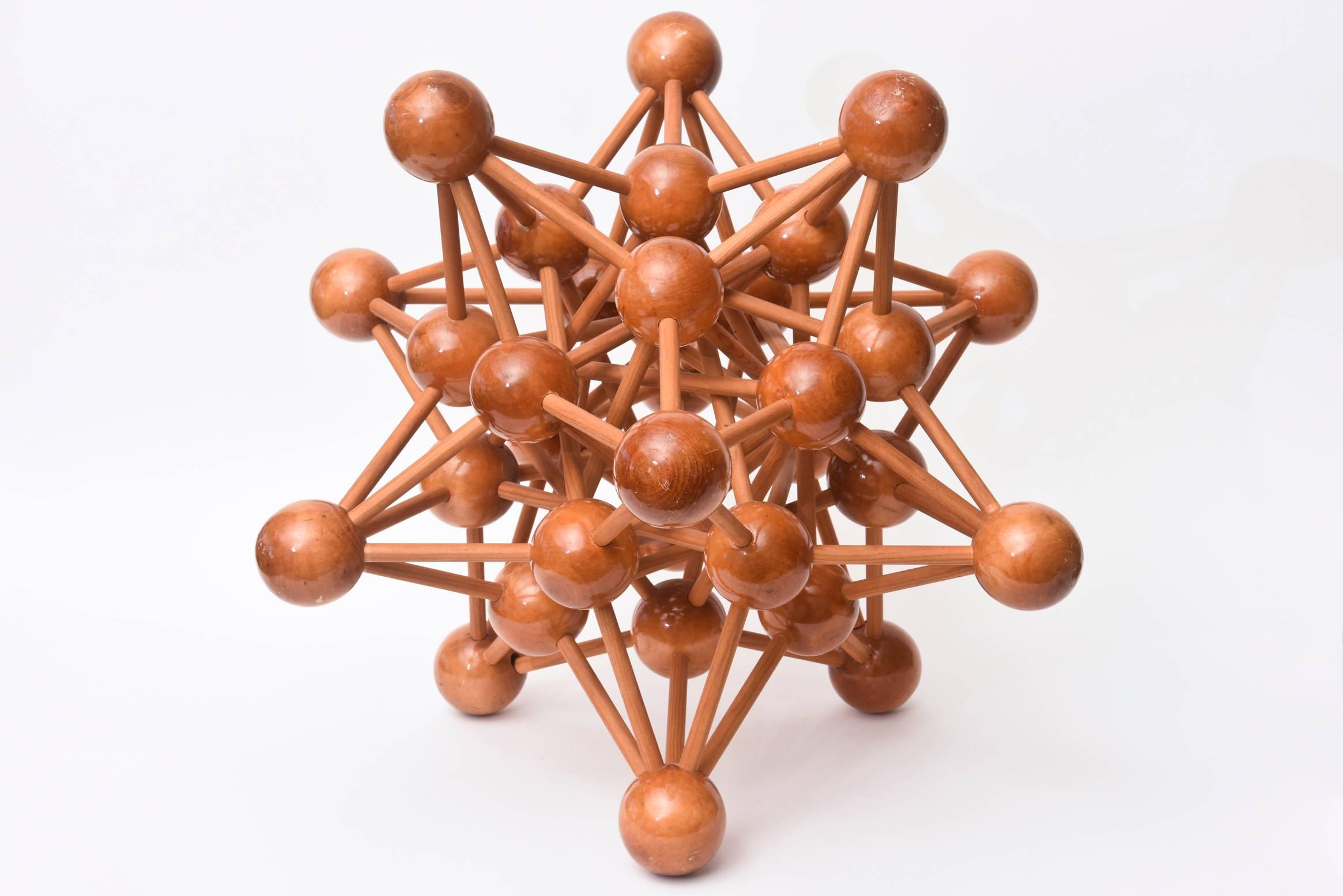 Cette étonnante sculpture en bois atomique française vintage est l'une des plus grandes que l'on ait vues. Il s'agit d'un modèle moderne du milieu du siècle. Il serait parfait sur un piédestal ou une grande armoire ou console. Il est assez complexe.