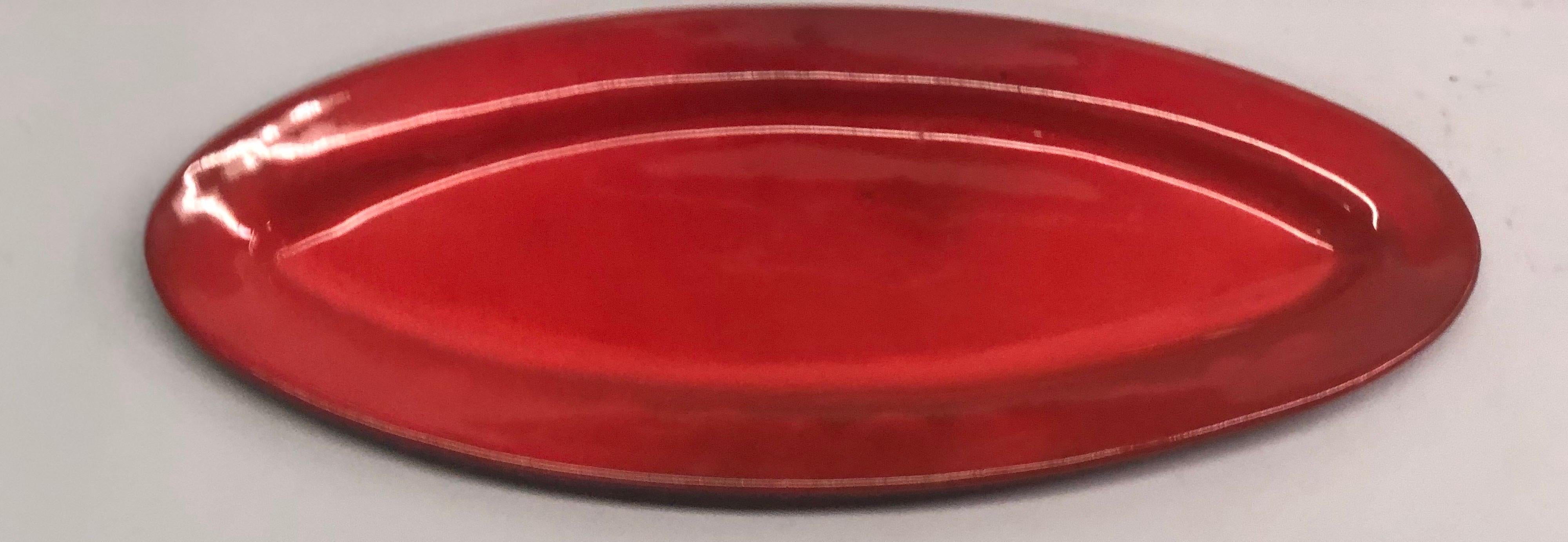 Sehr großes französisches ovales rotes Keramik-Tablett oder Servierplatte aus der Jahrhundertmitte, handgefertigt von Voltz, Vallauris, Frankreich um 1950-1960. Rückseitig signiert, Voltz, Vallauris, Frankreich. 

 