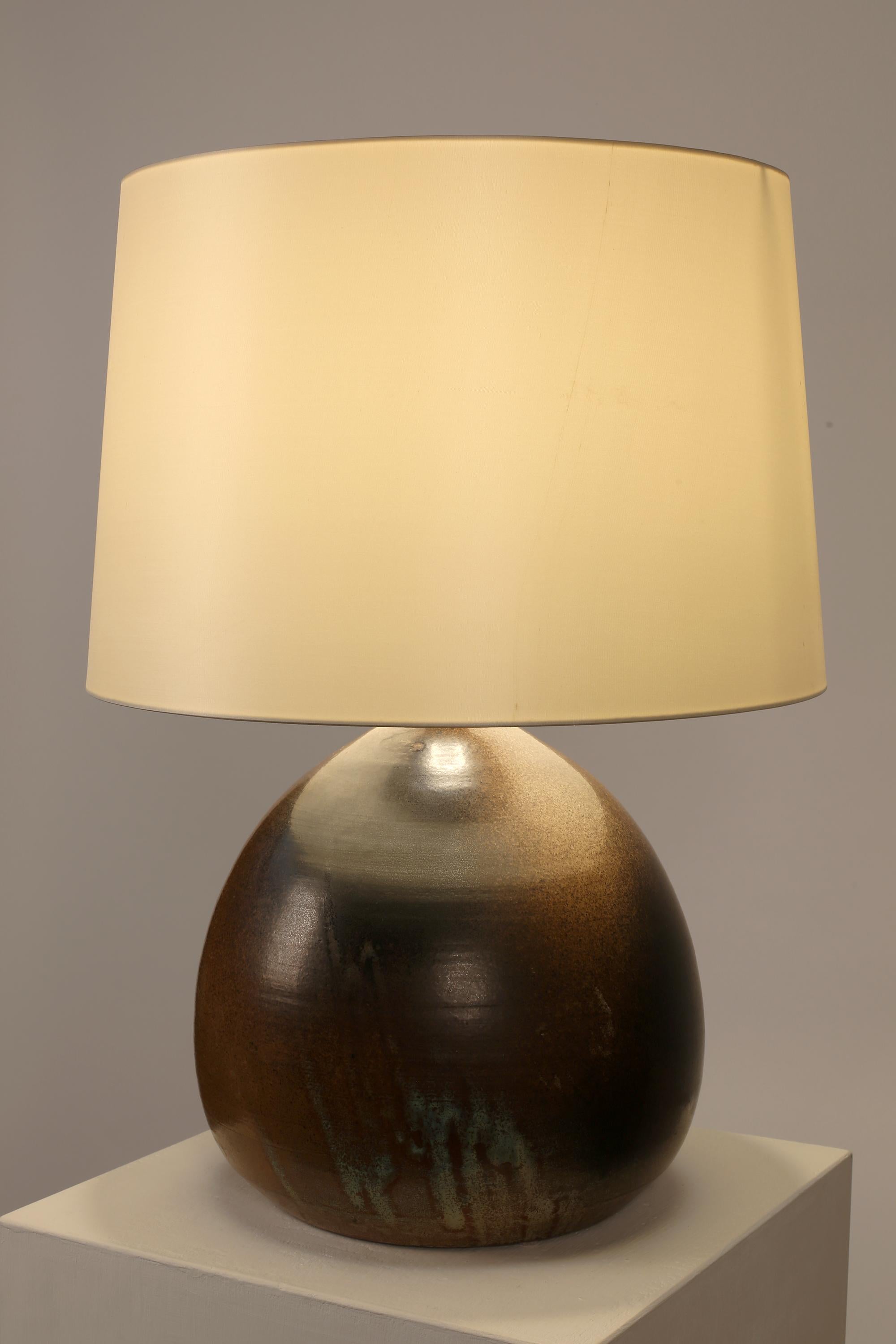 Français Grande lampe de table en grès du milieu du siècle en vente