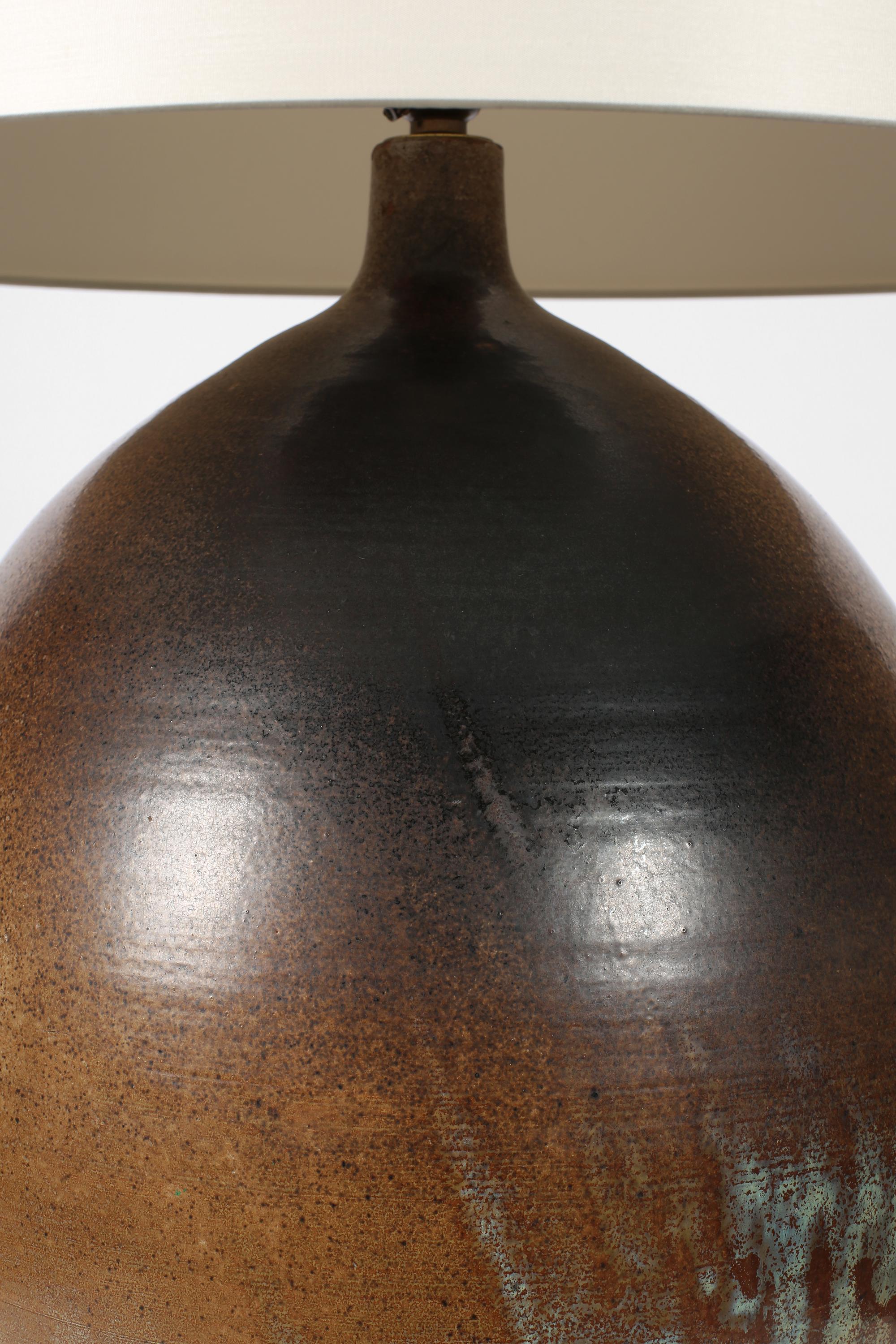 Grande lampe de table en grès du milieu du siècle Bon état - En vente à London, GB