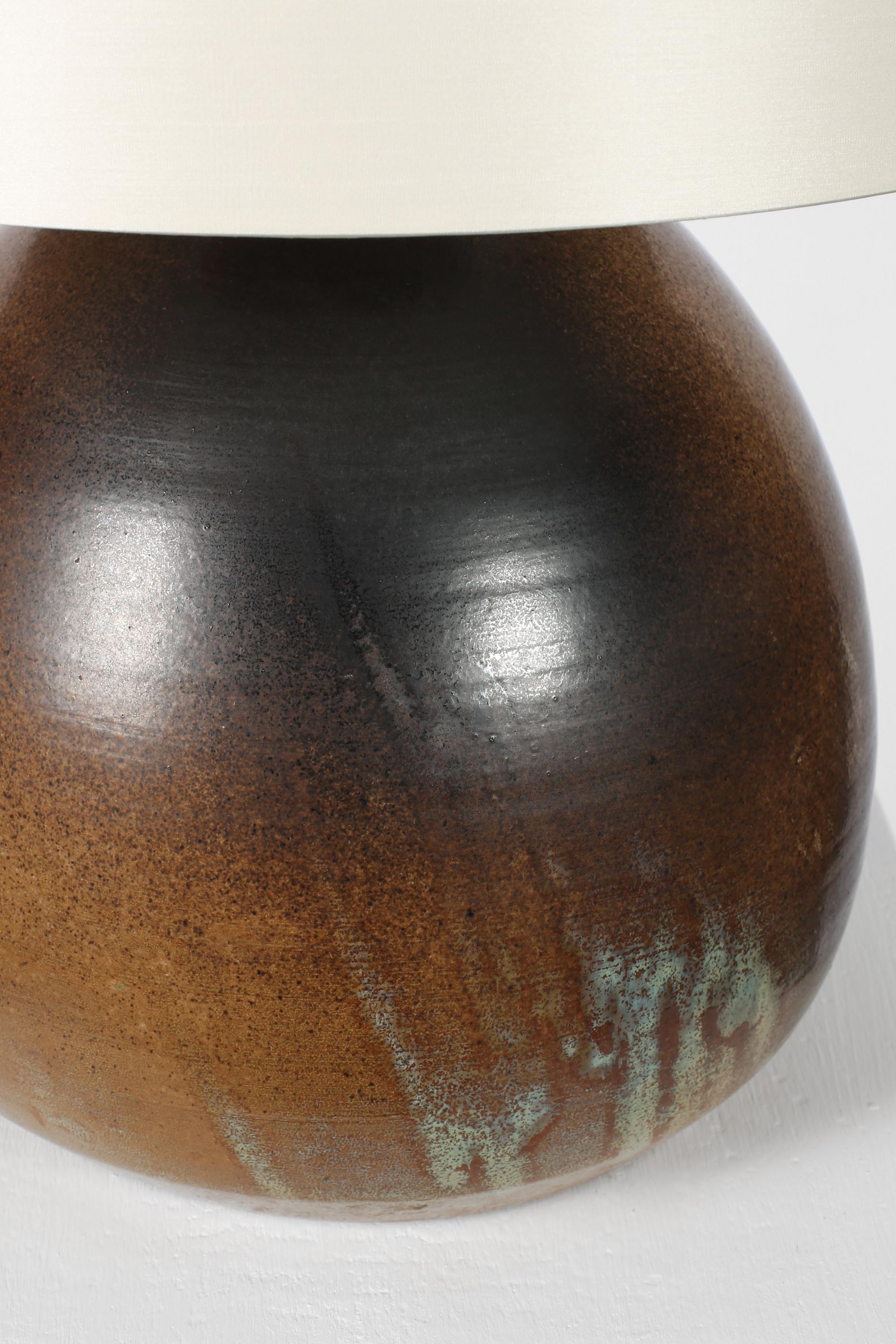 20ième siècle Grande lampe de table en grès du milieu du siècle en vente