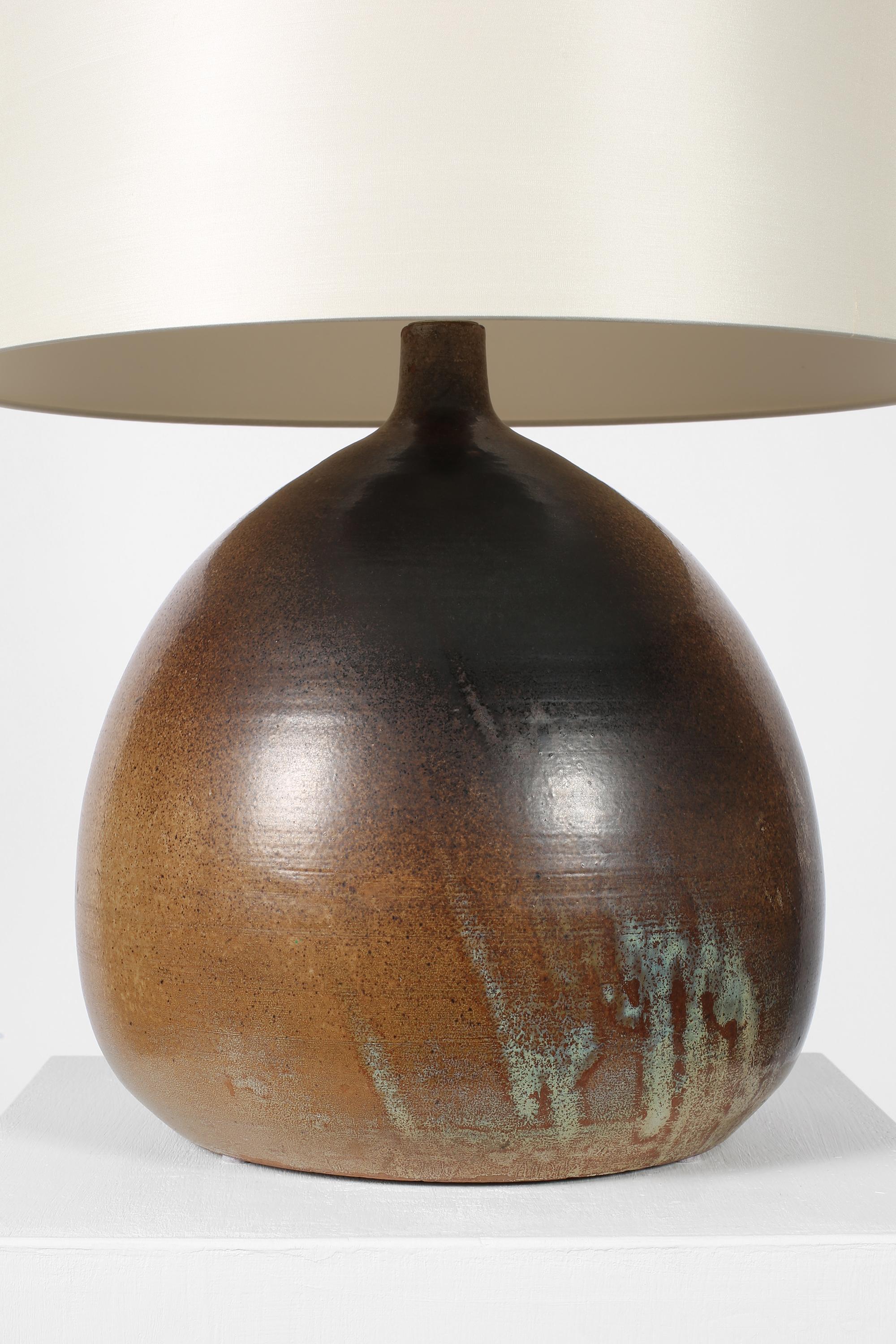 Grande lampe de table en grès du milieu du siècle en vente 1