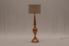 Grande lampada da terra francese di metà secolo in legno, anni '60