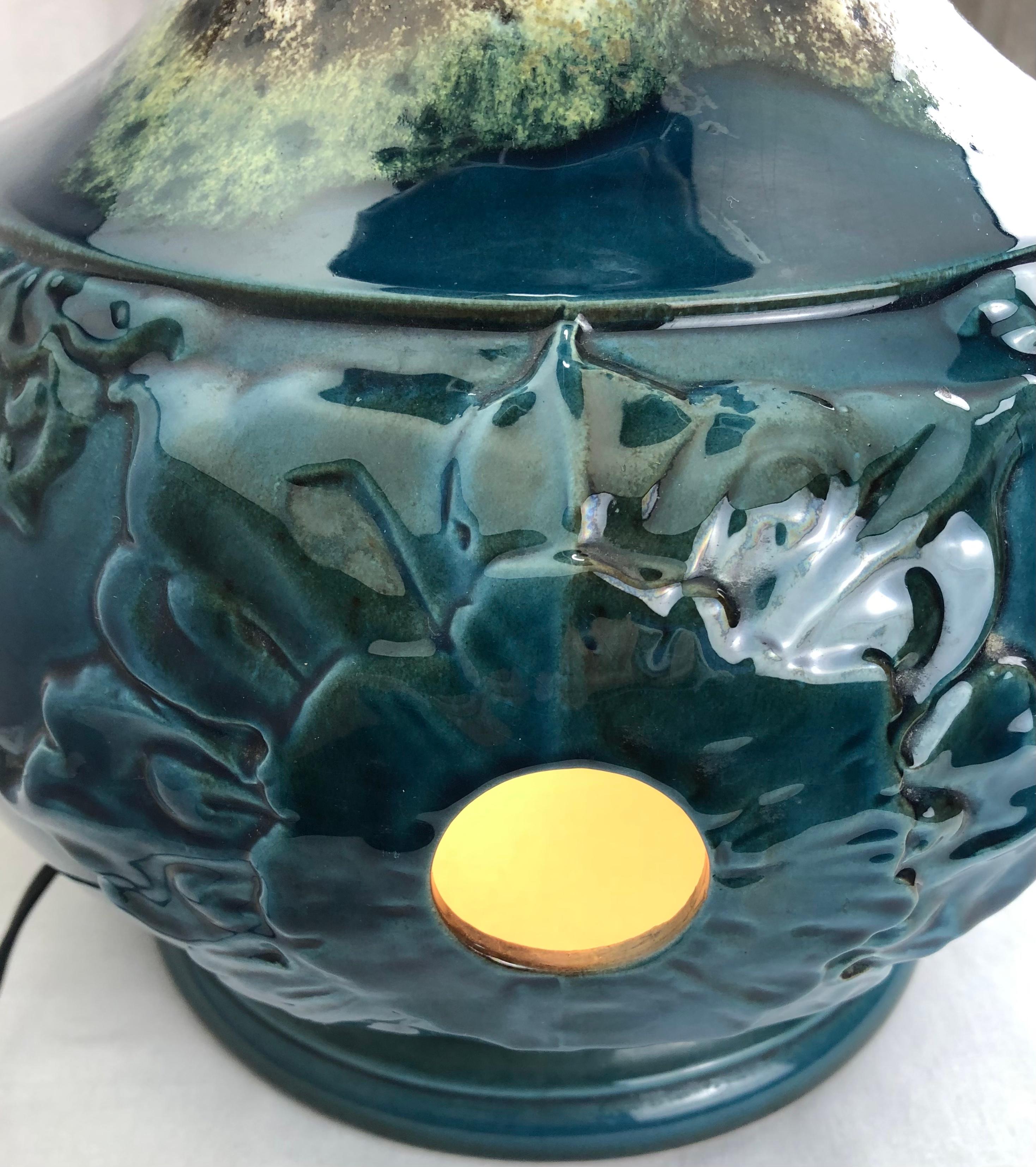 Vernissé Grande lampe de table en céramique émaillée bleue et beige du milieu du XXe siècle en vente