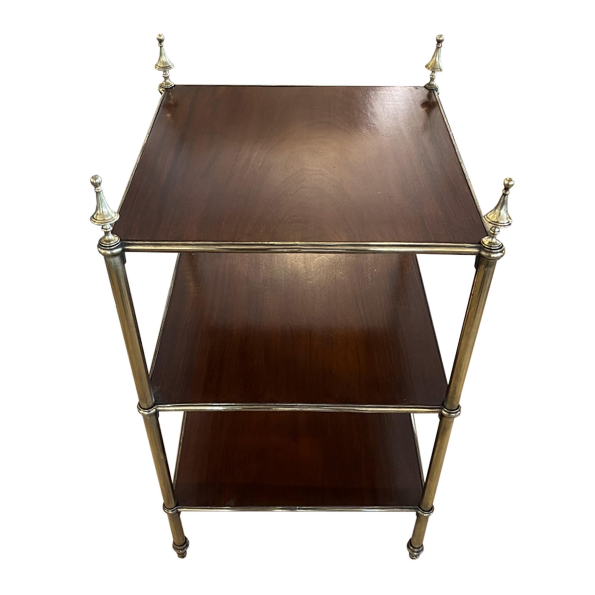 Mid-Century Modern Grande Étagère française du milieu du siècle à trois niveaux, en laiton et Wood Wood poli en vente