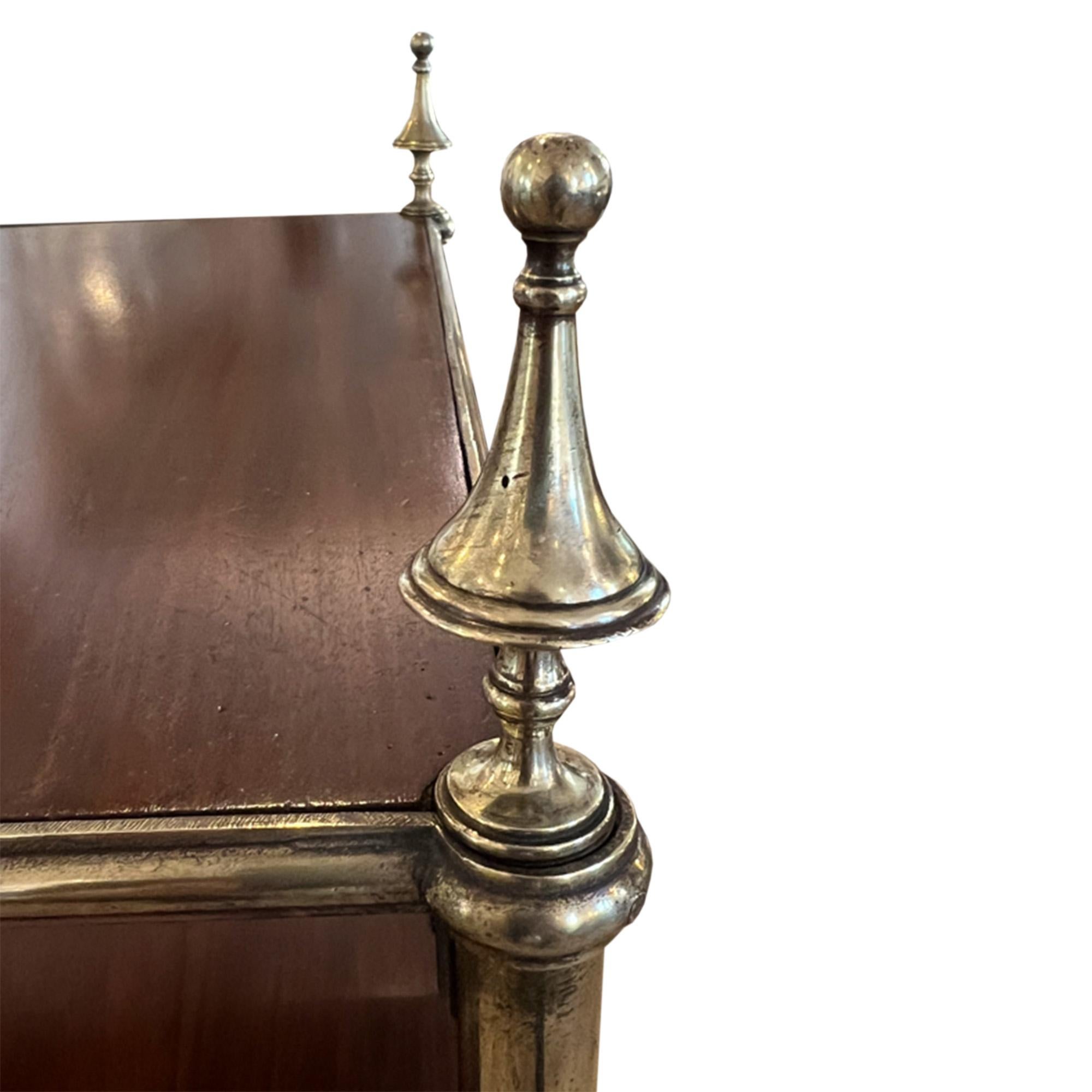Français Grande Étagère française du milieu du siècle à trois niveaux, en laiton et Wood Wood poli en vente