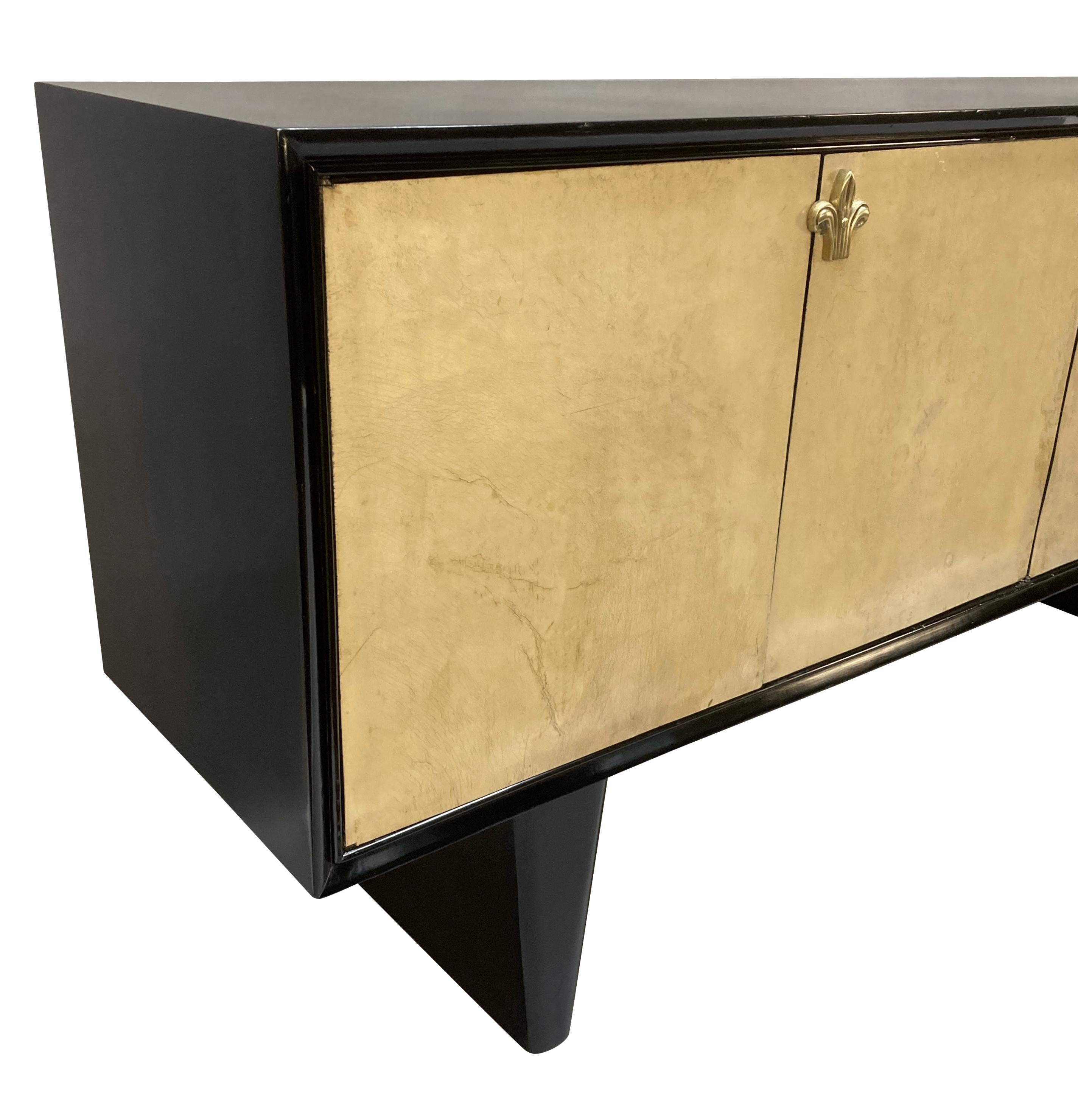 Una grande credenza francese di metà secolo, ebanizzata con ante in pergamena. Le maniglie sono in ottone fleur de lis e l'interno è predisposto per due ripiani; le opzioni sono legno o vetro, entrambi forniti gratuitamente.