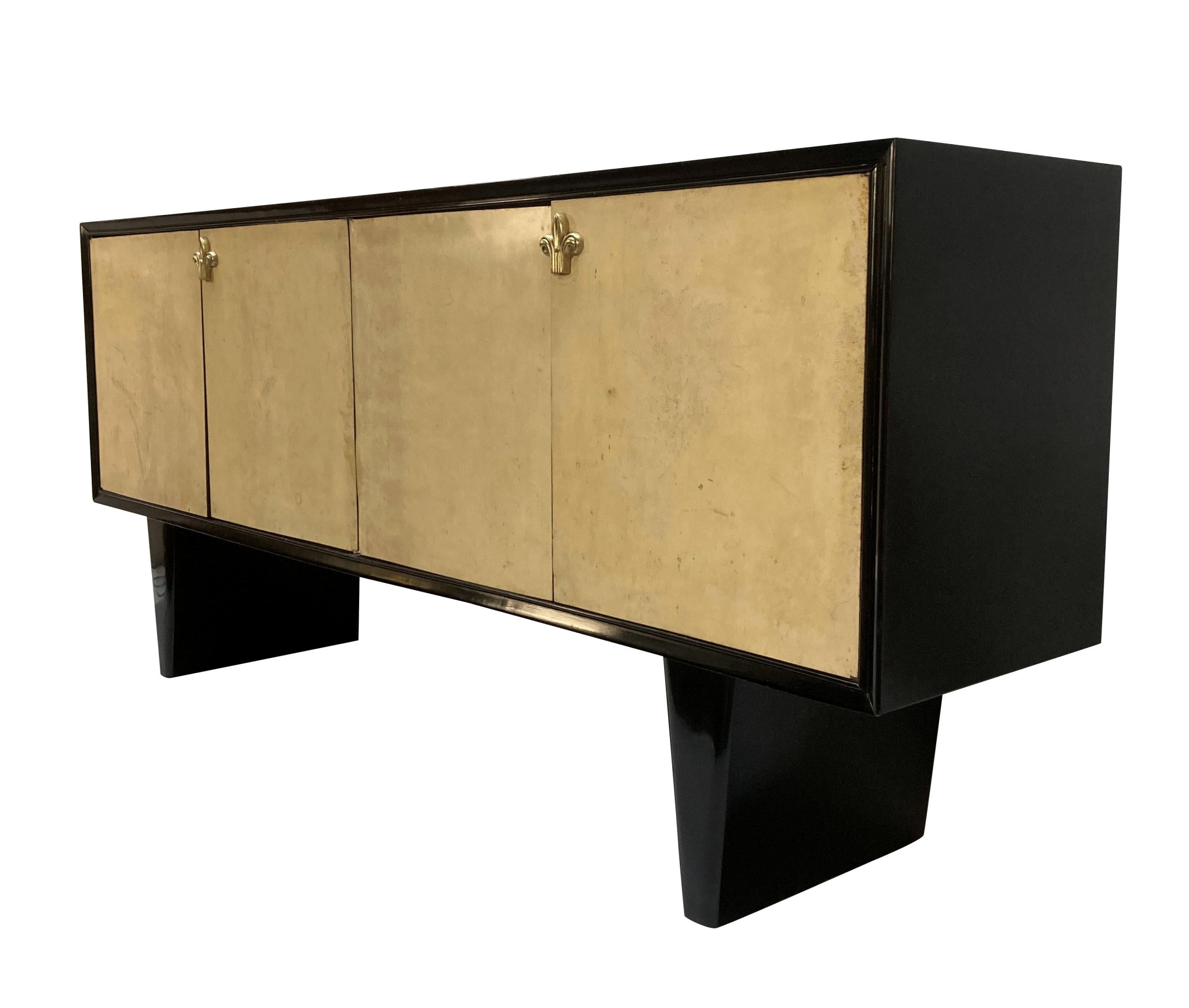 Mid-Century moderno Grande credenza francese del Medioevo in pergamena in vendita