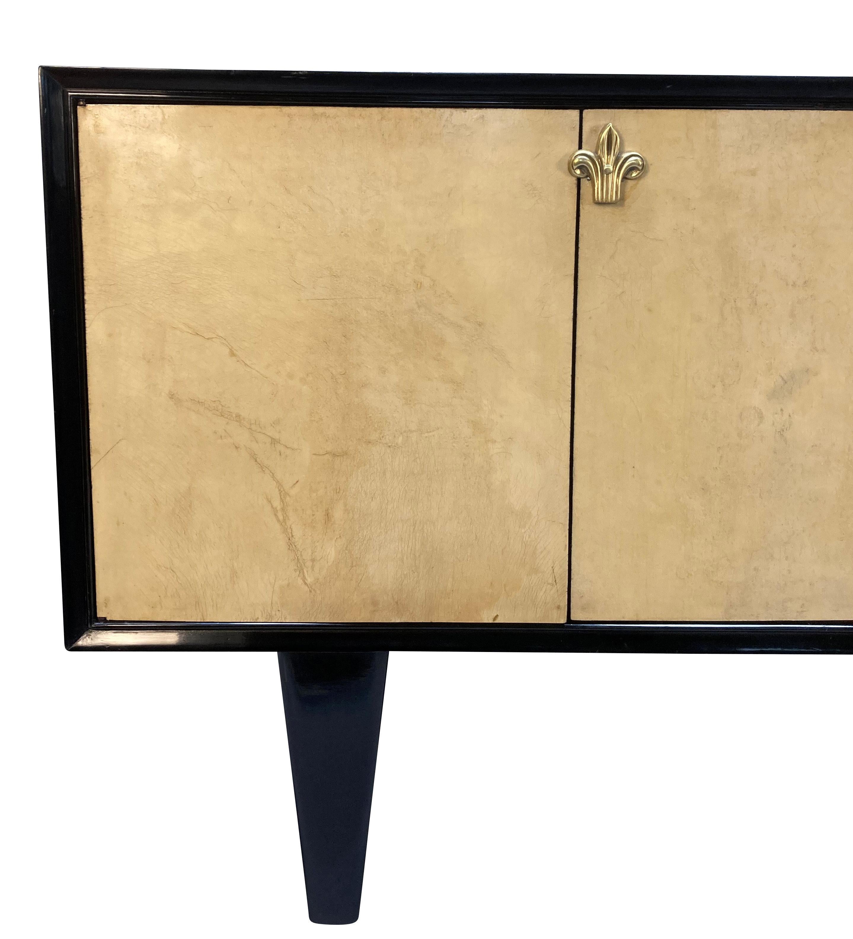 Francese Grande credenza francese del Medioevo in pergamena in vendita