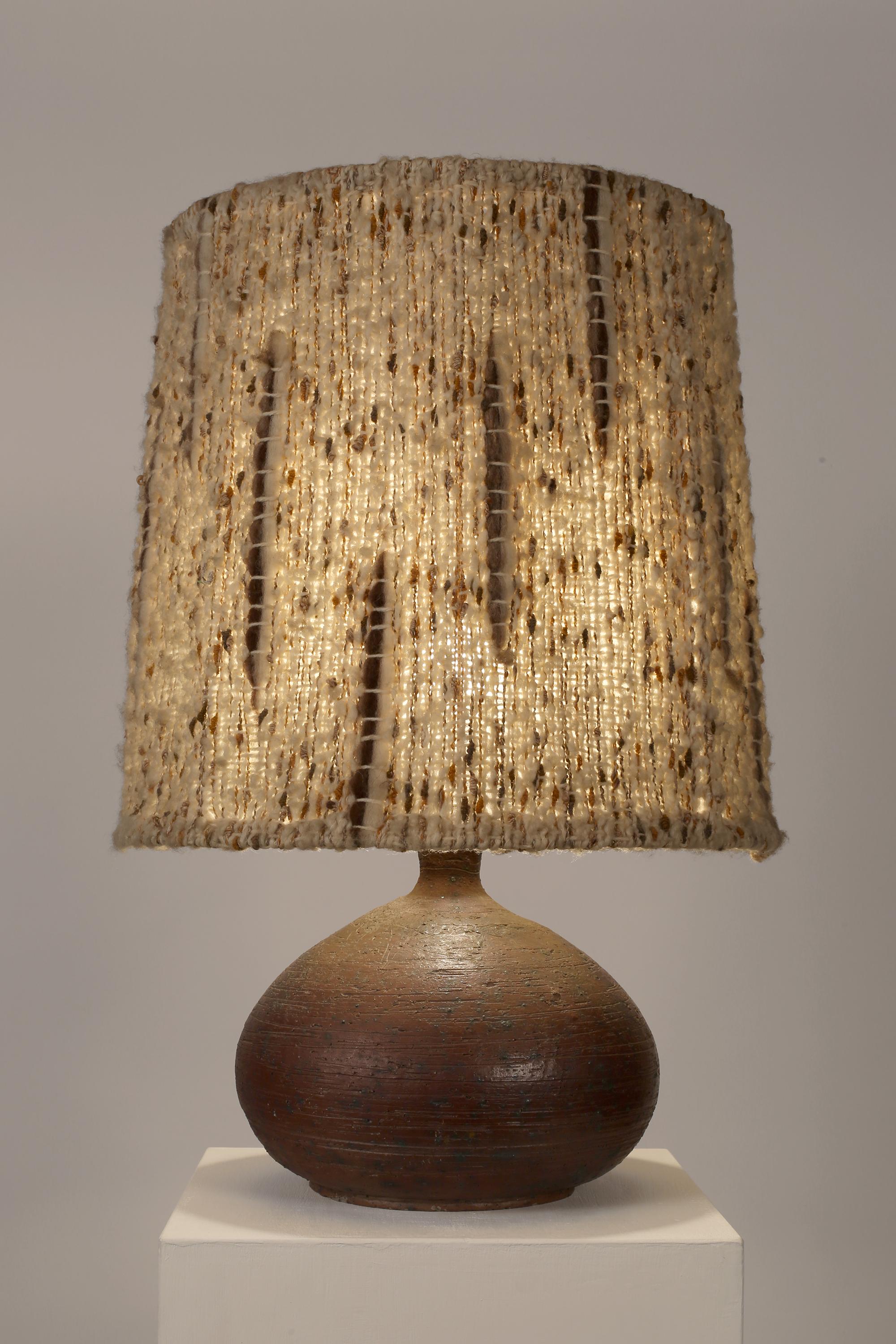 Français Lampe de table à abat-jour en laine en grès du milieu du siècle dernier en vente