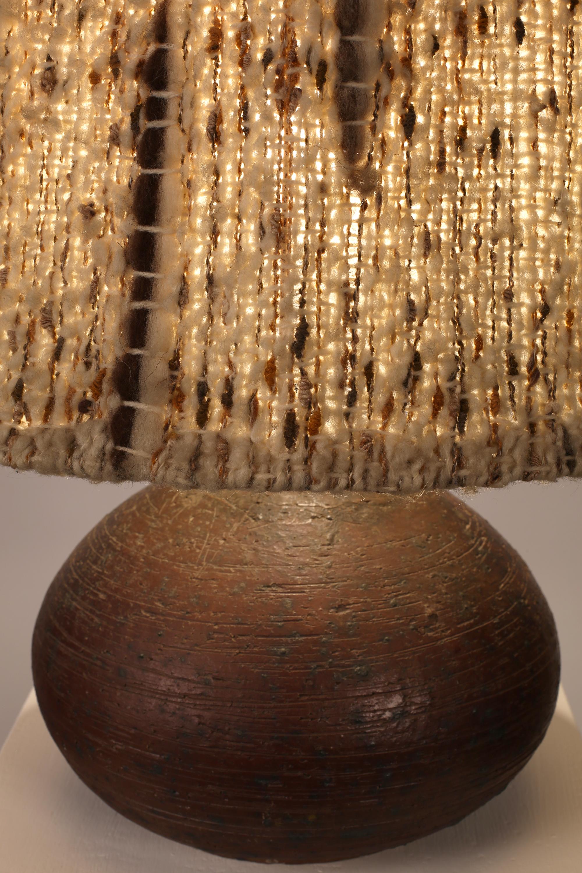 Grès Lampe de table à abat-jour en laine en grès du milieu du siècle dernier en vente