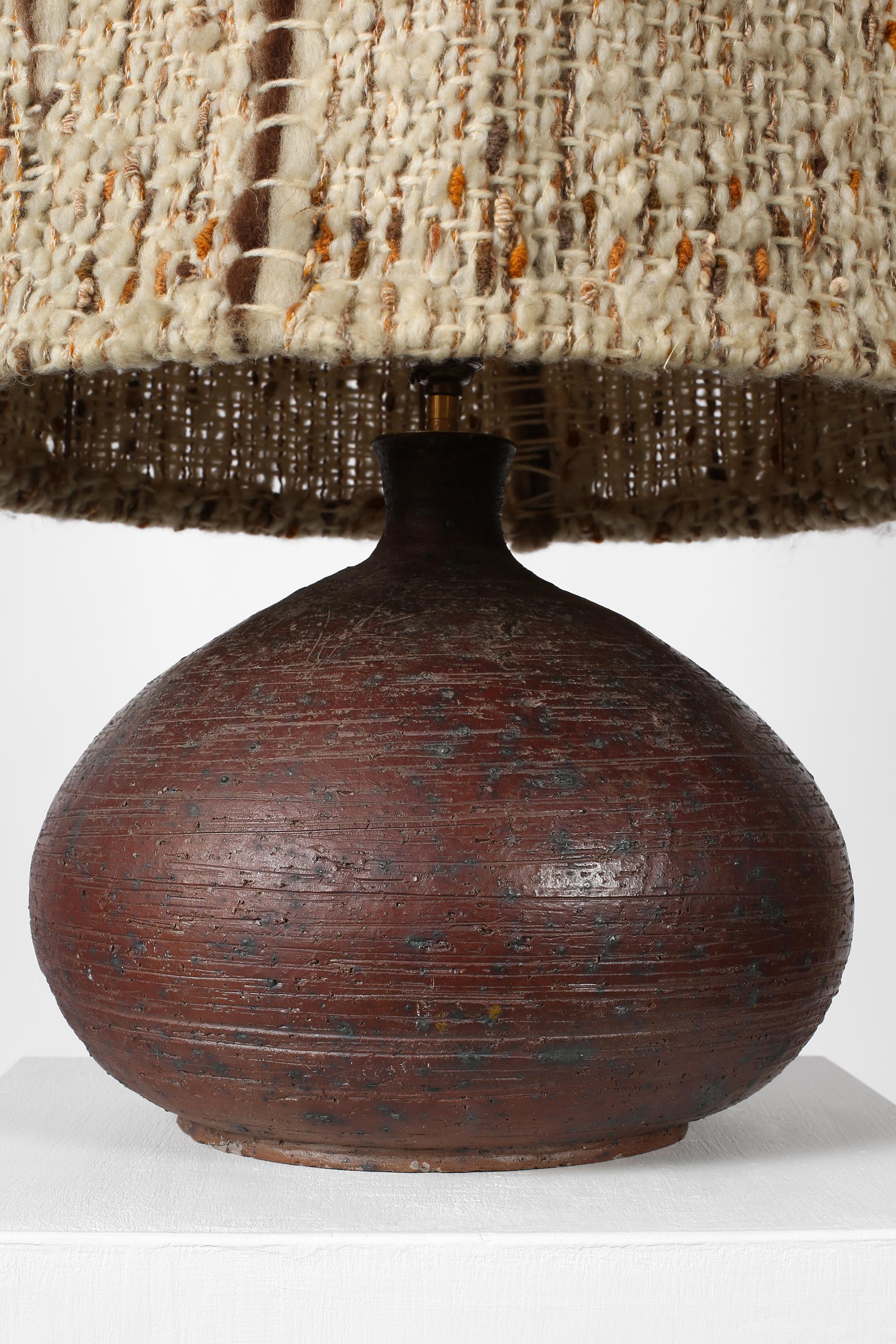 Lampe de table à abat-jour en laine en grès du milieu du siècle dernier en vente 2