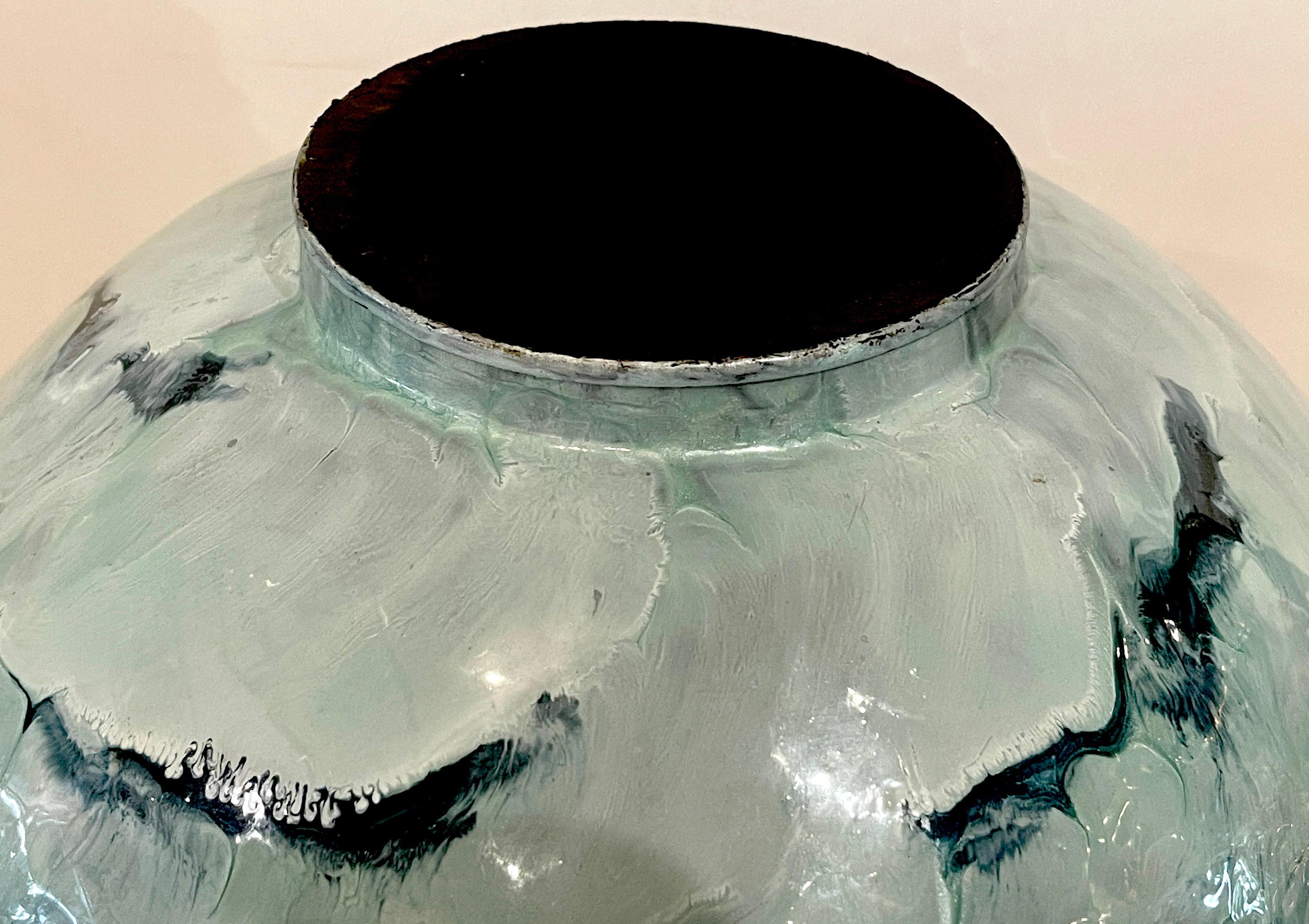 Grand vase gourde moderne français bleu et blanc émaillé en vente 2