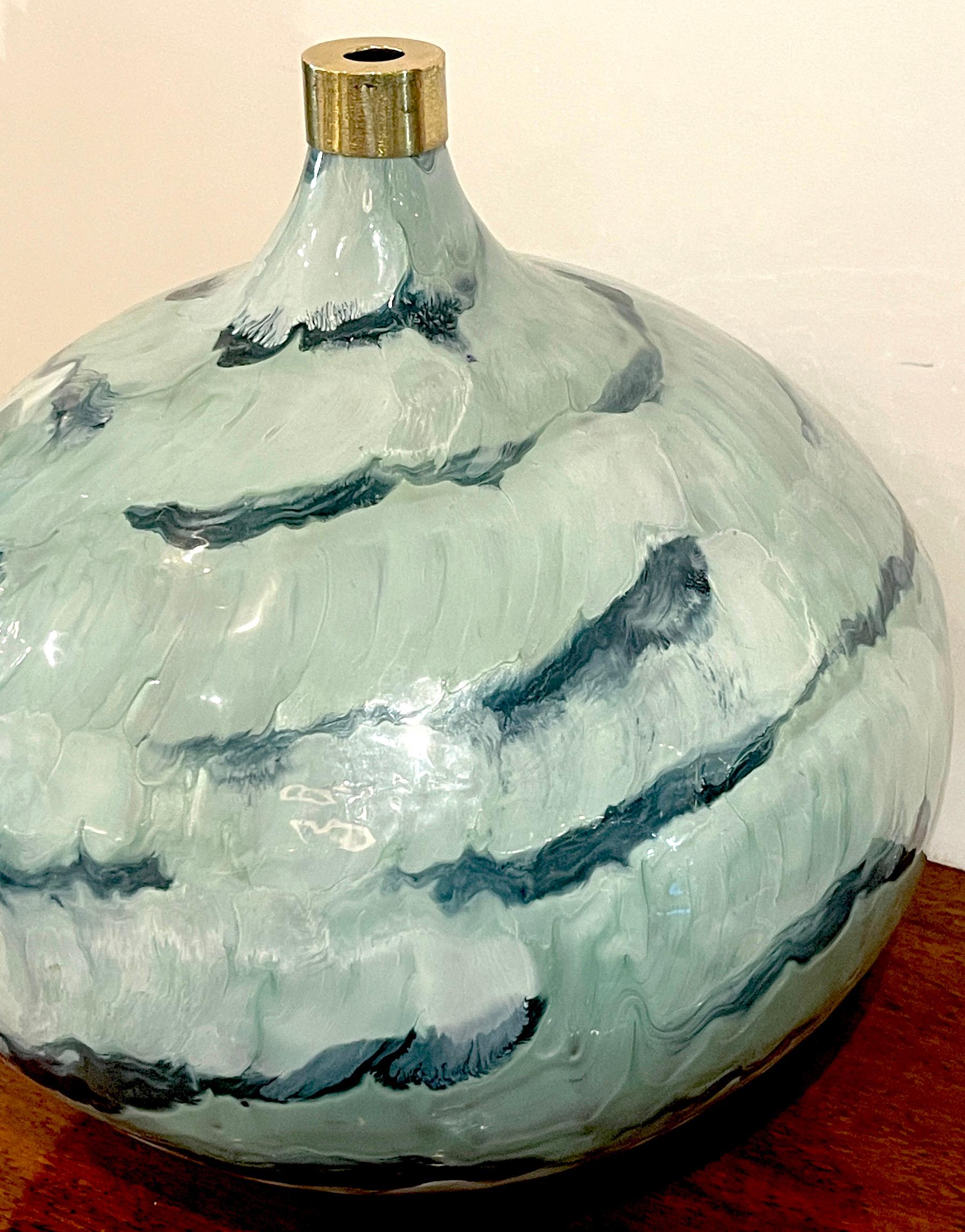 Moderne Grand vase gourde moderne français bleu et blanc émaillé en vente