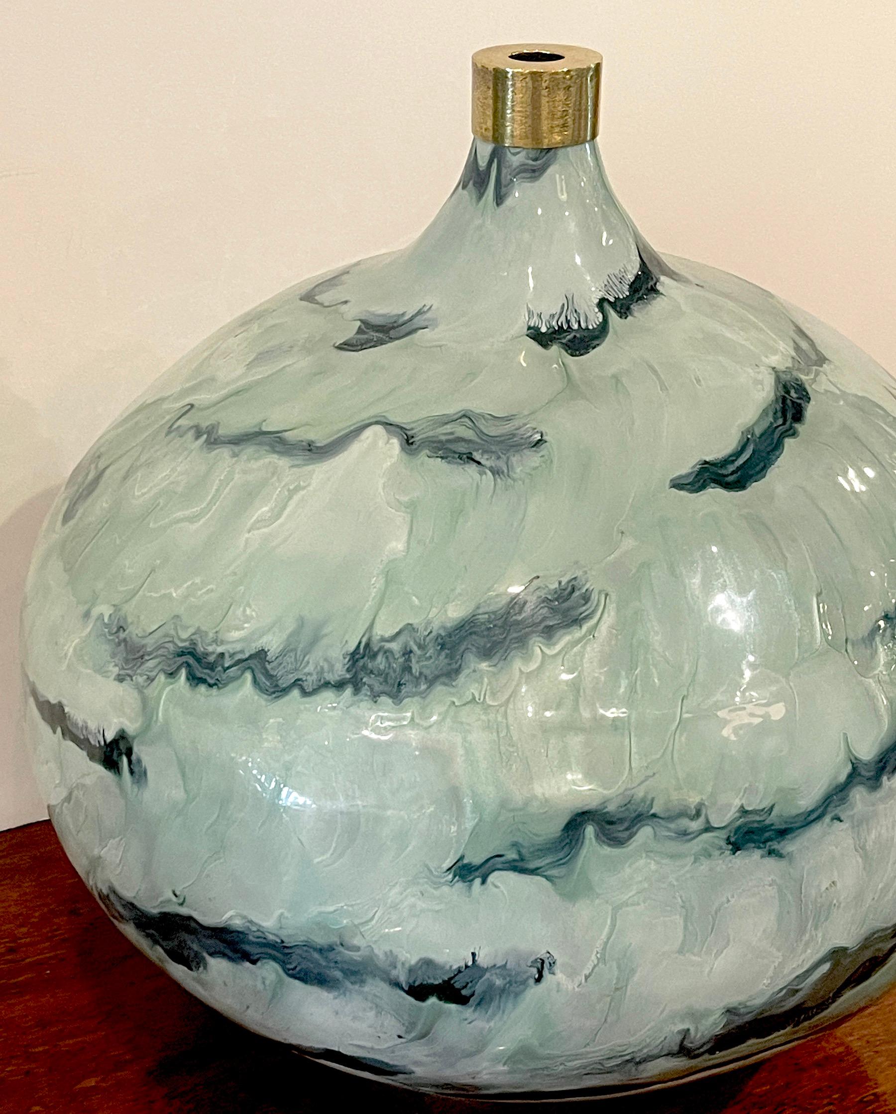 Français Grand vase gourde moderne français bleu et blanc émaillé en vente