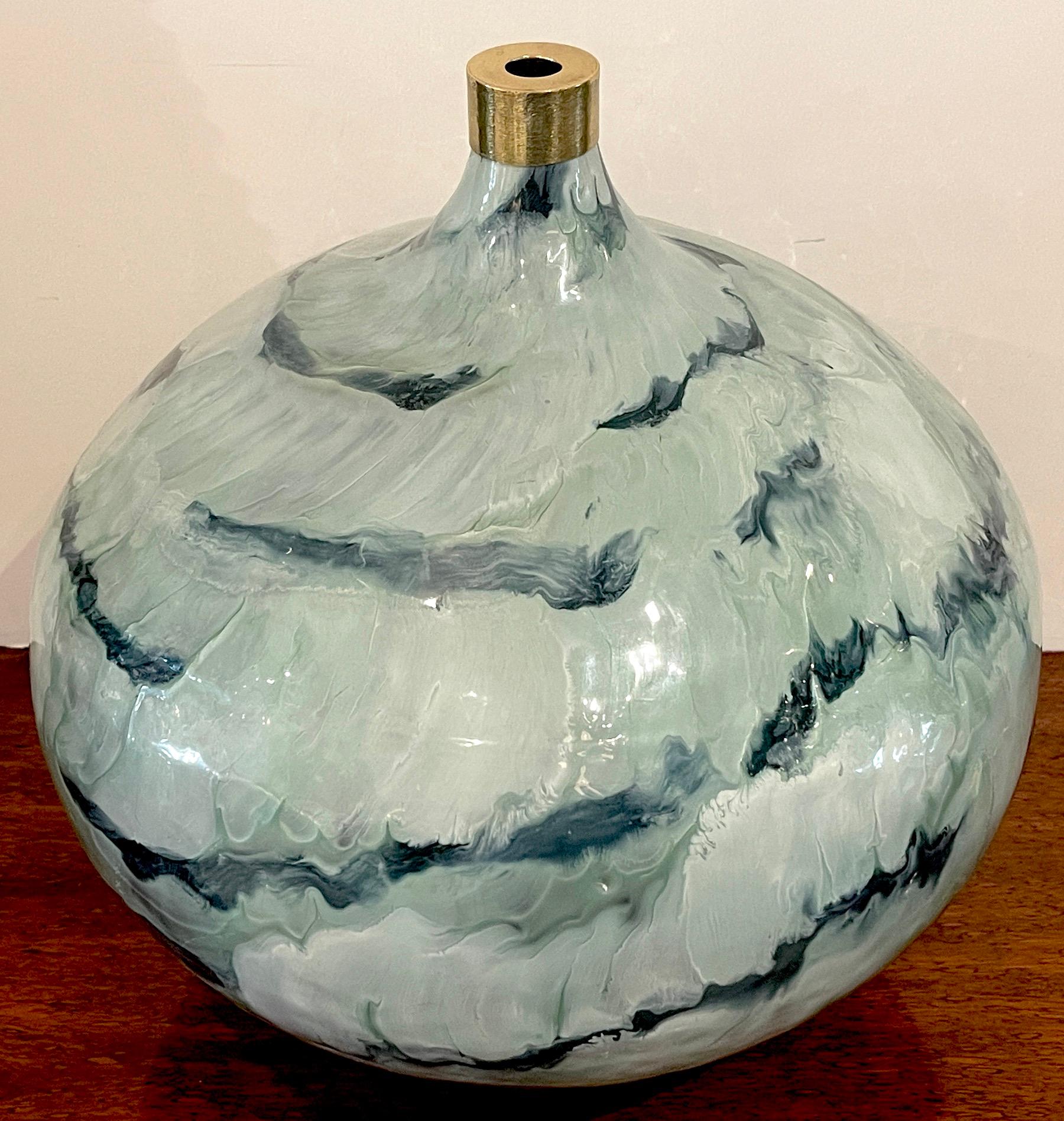 20ième siècle Grand vase gourde moderne français bleu et blanc émaillé en vente