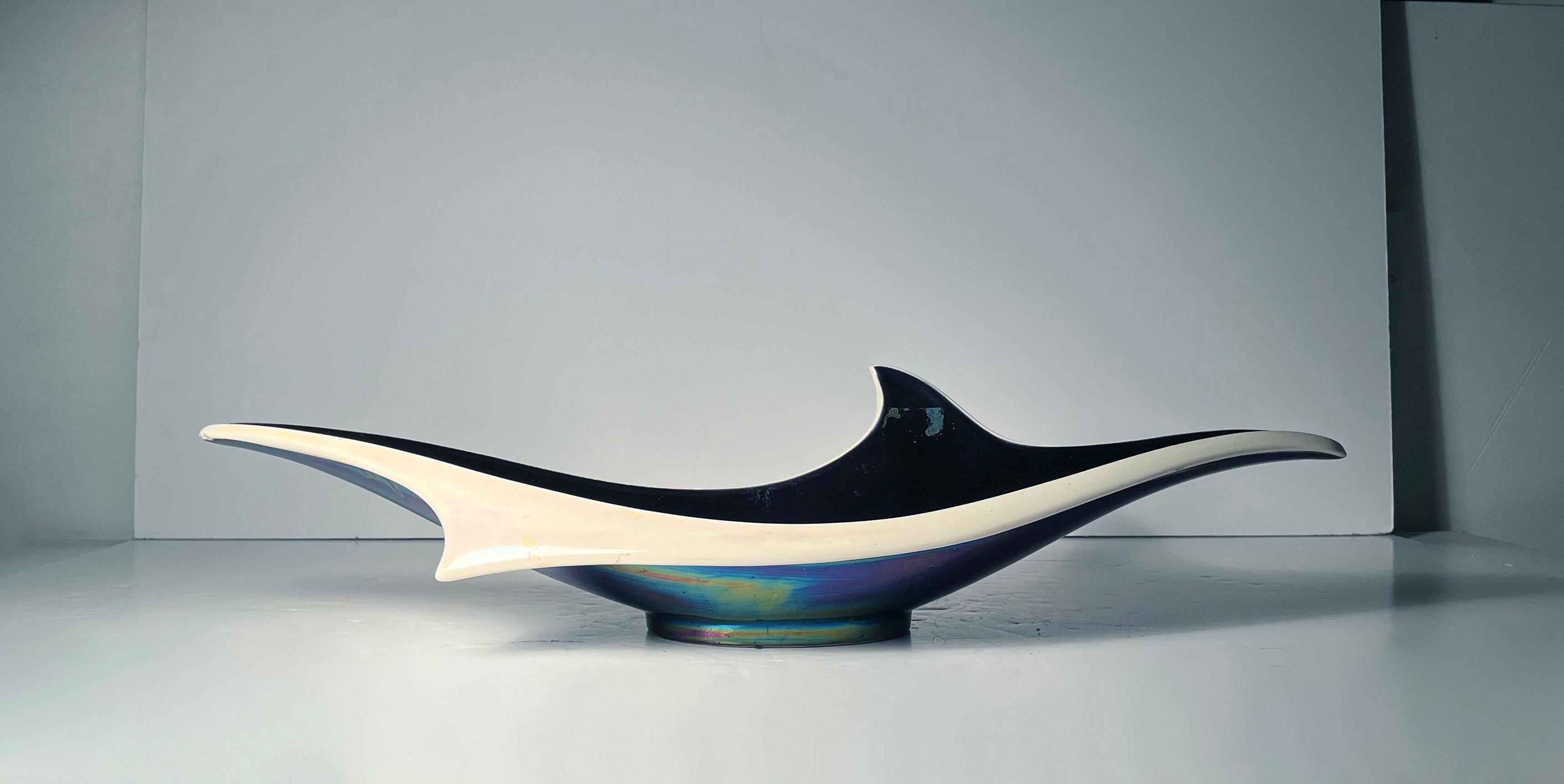 Vintage French Design VERCERAM Ceramique Mother Of Pearl Iridescent Black Centerpiece Bowl.
Form number 6758 is in good vintage condition. Has one chip to the underside on one end that would be nice to simply paint black to obscure it. This can be